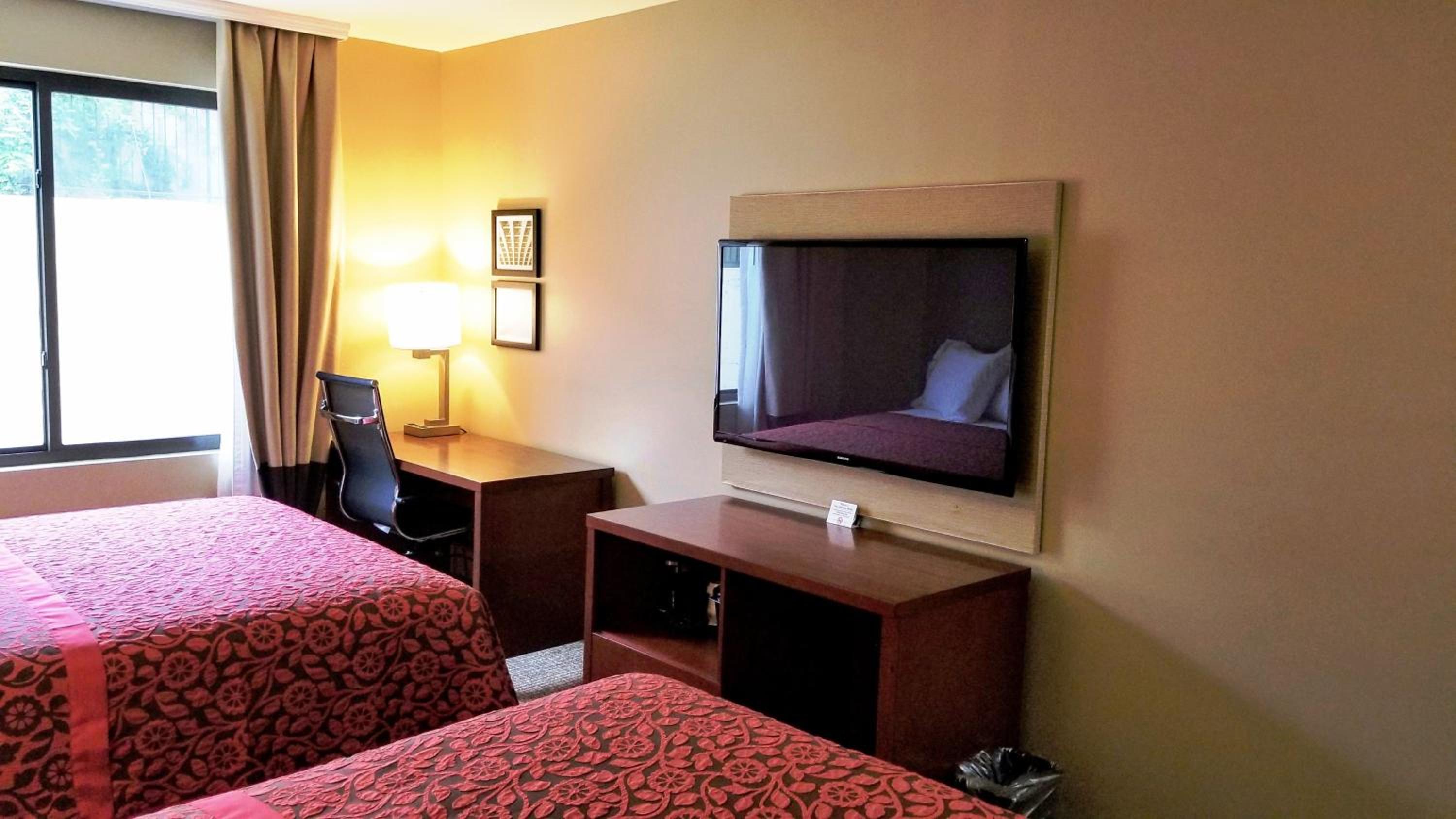 Queen Room with Two Queen Beds - Non-Smoking photo 2