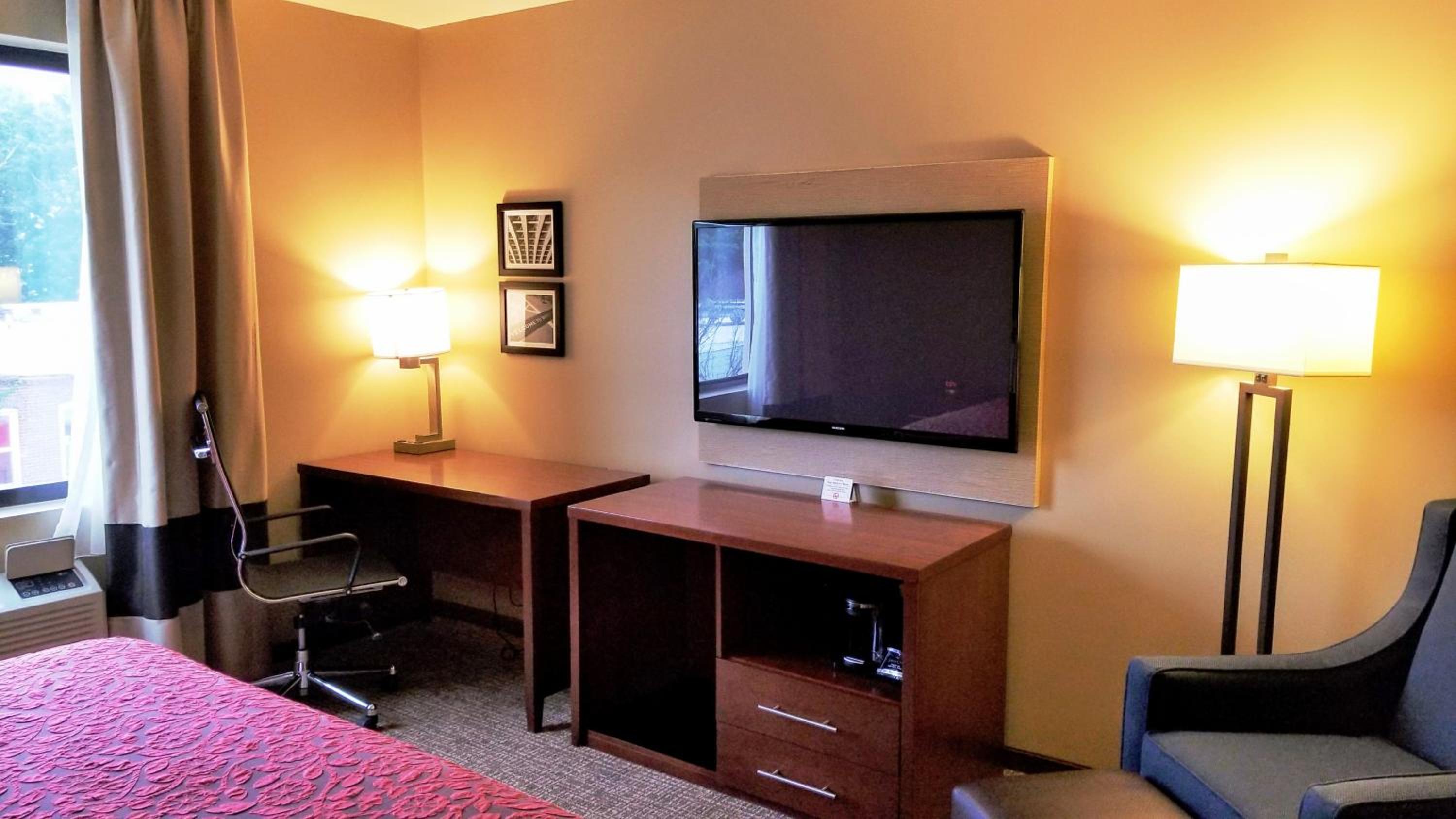 King Room with Bath Tub - Mobility/Hearing Accessible - Non-Smoking photo 3