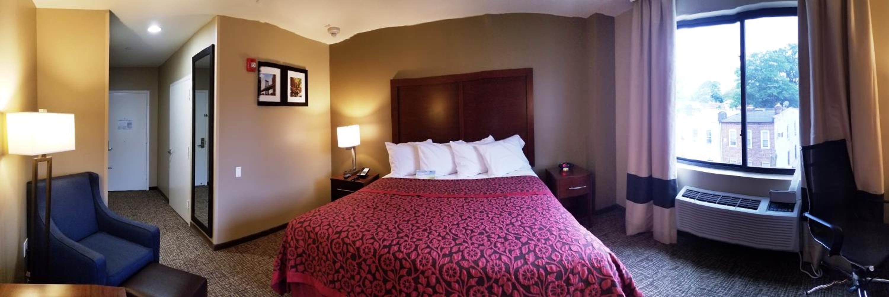 King Room with Bath Tub - Mobility/Hearing Accessible - Non-Smoking photo 1