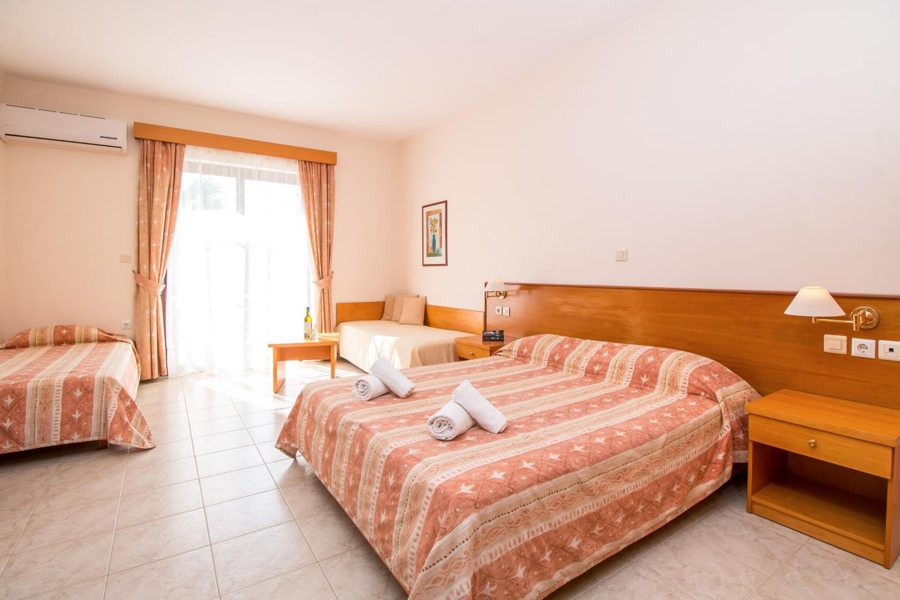 Comfort Twin Apartment with Pool View