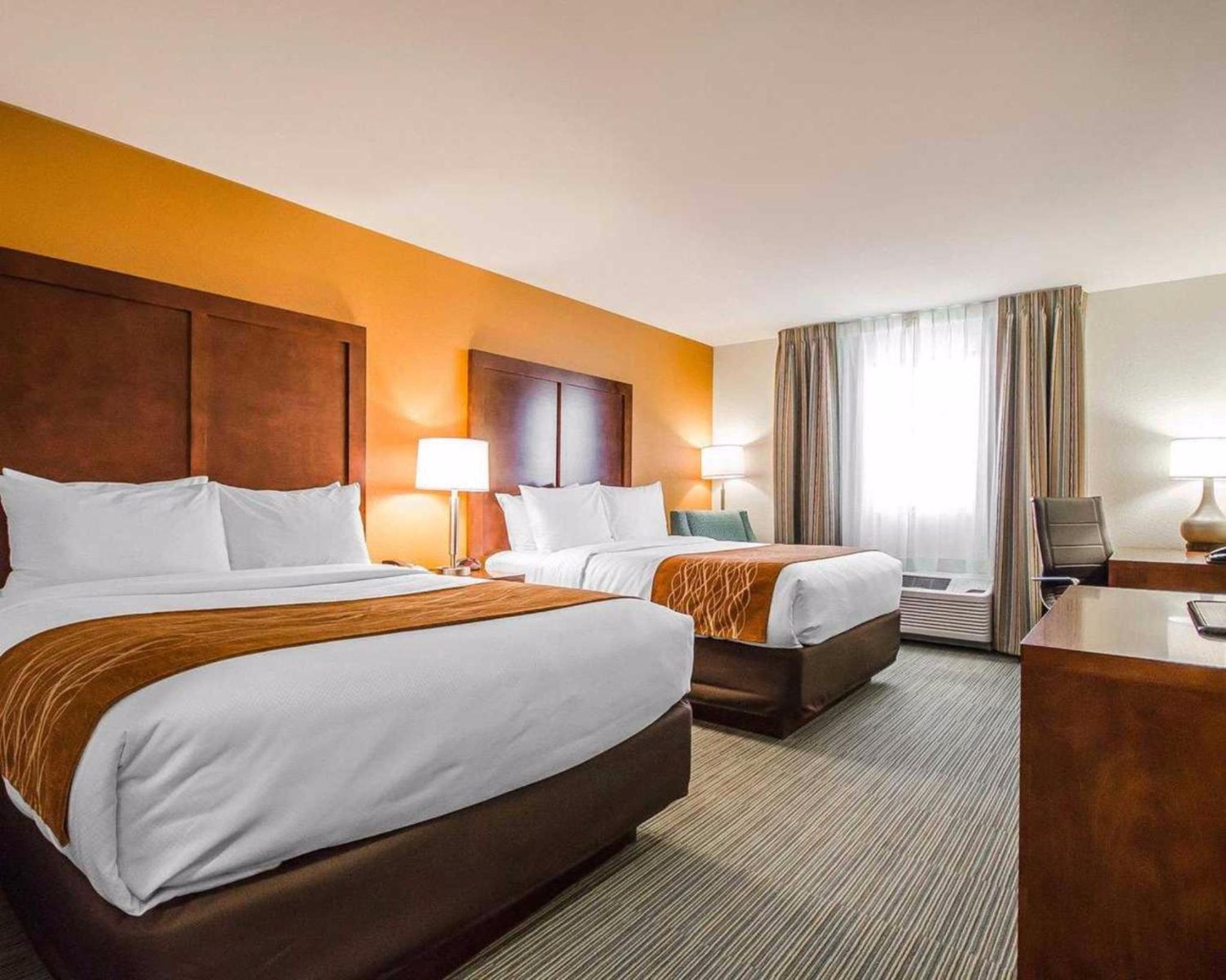 Queen Room with Two Queen Beds - Non-Smoking photo 3