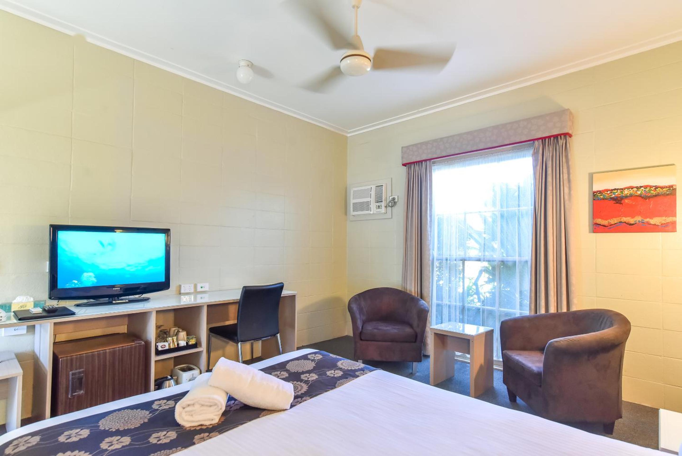 Deluxe Queen Room - Not Pet Friendly - Photo 6