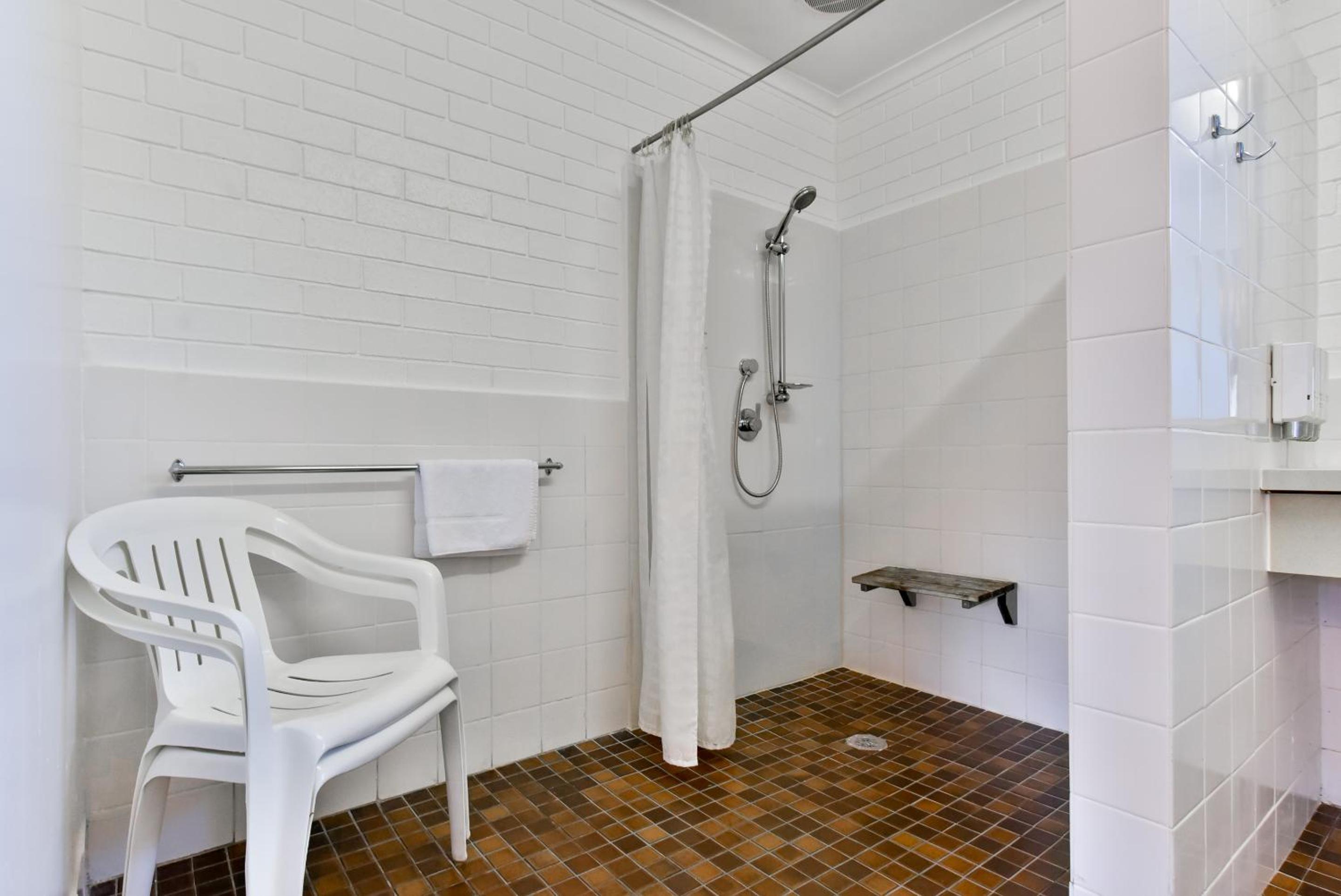 Accessible Executive Queen Room - Pet Friendly - Photo 5