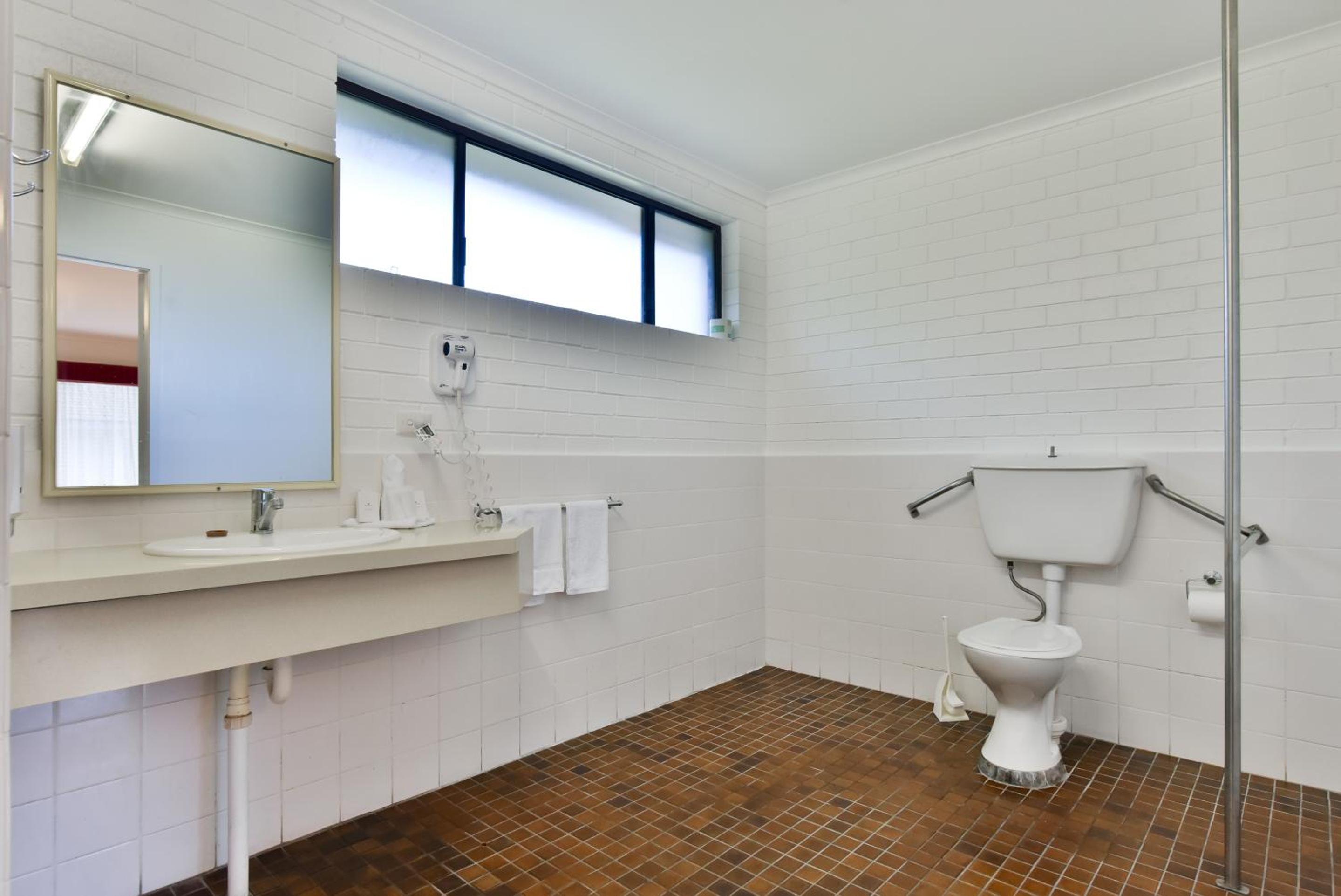 Accessible Executive Queen Room - Pet Friendly - Photo 4