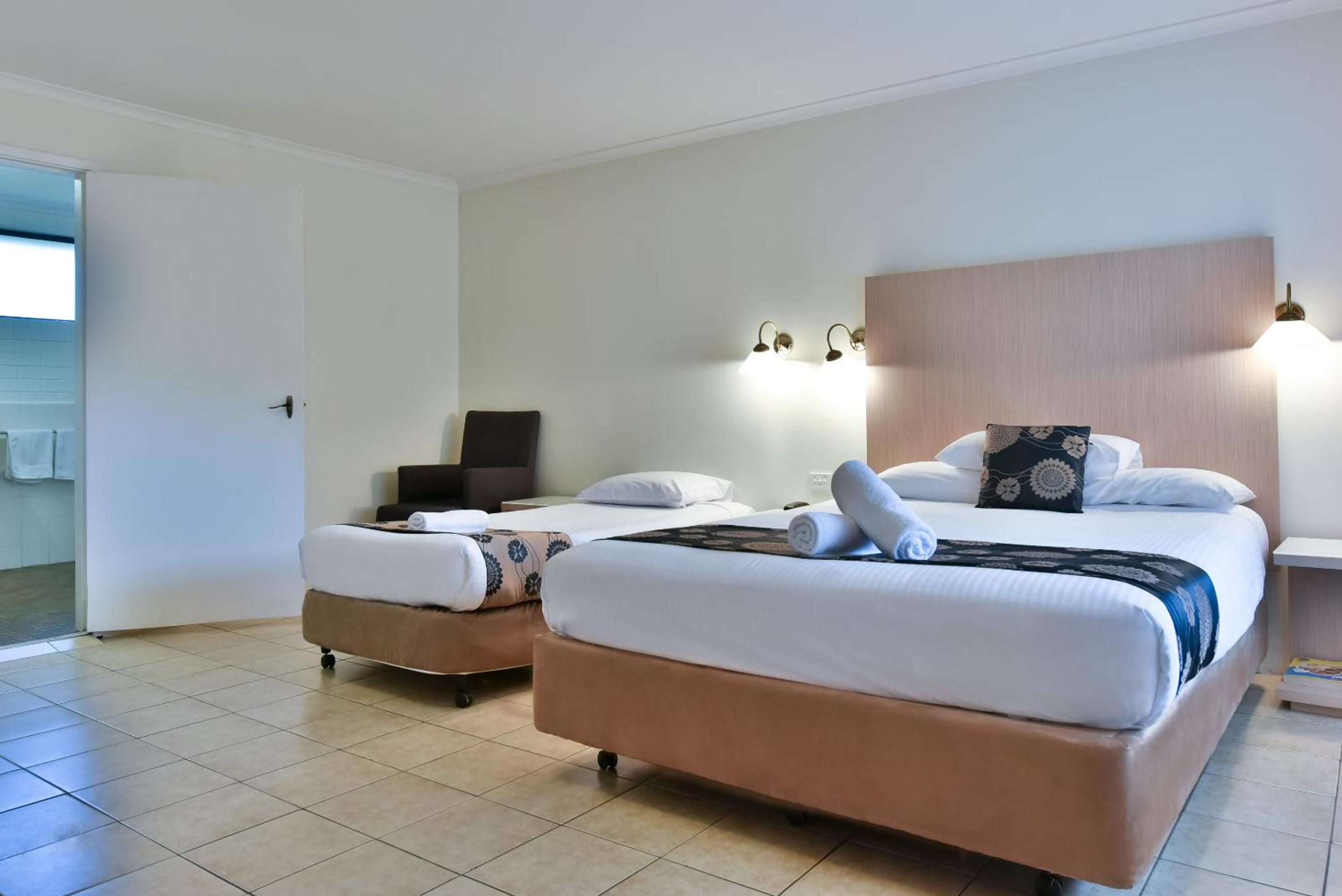 Accessible Executive Queen Room - Pet Friendly - Photo 6