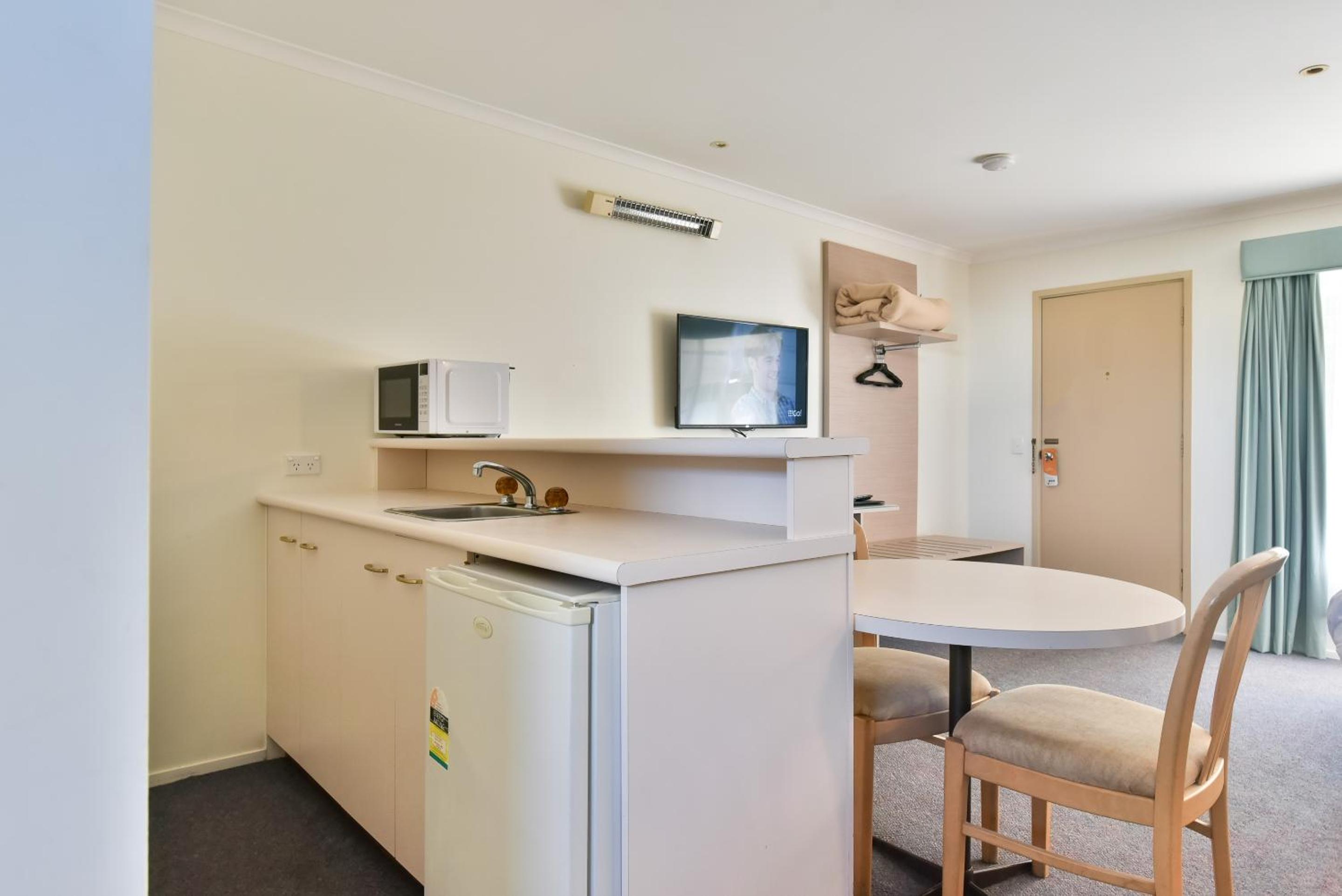 King Studio Apartment with Kitchenette - Not Pet Friendly  - Photo 7
