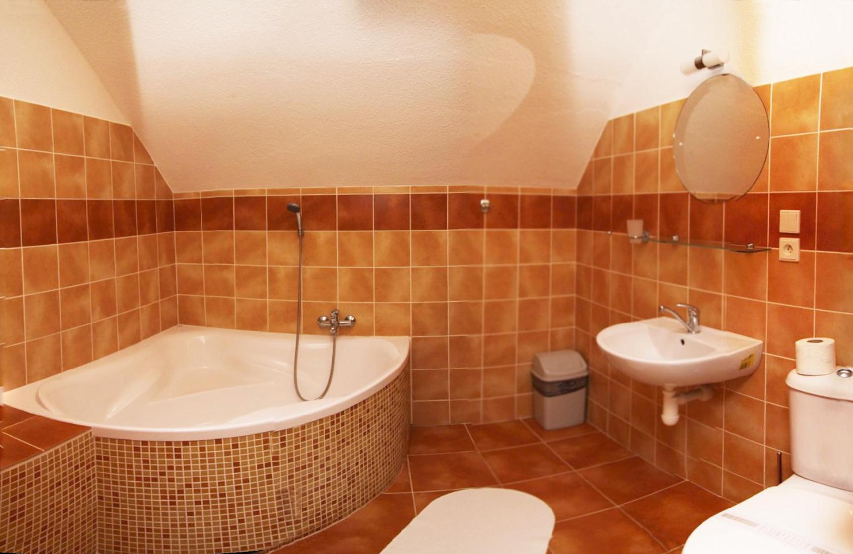 Double Room with Private Bathroom - Photo 6
