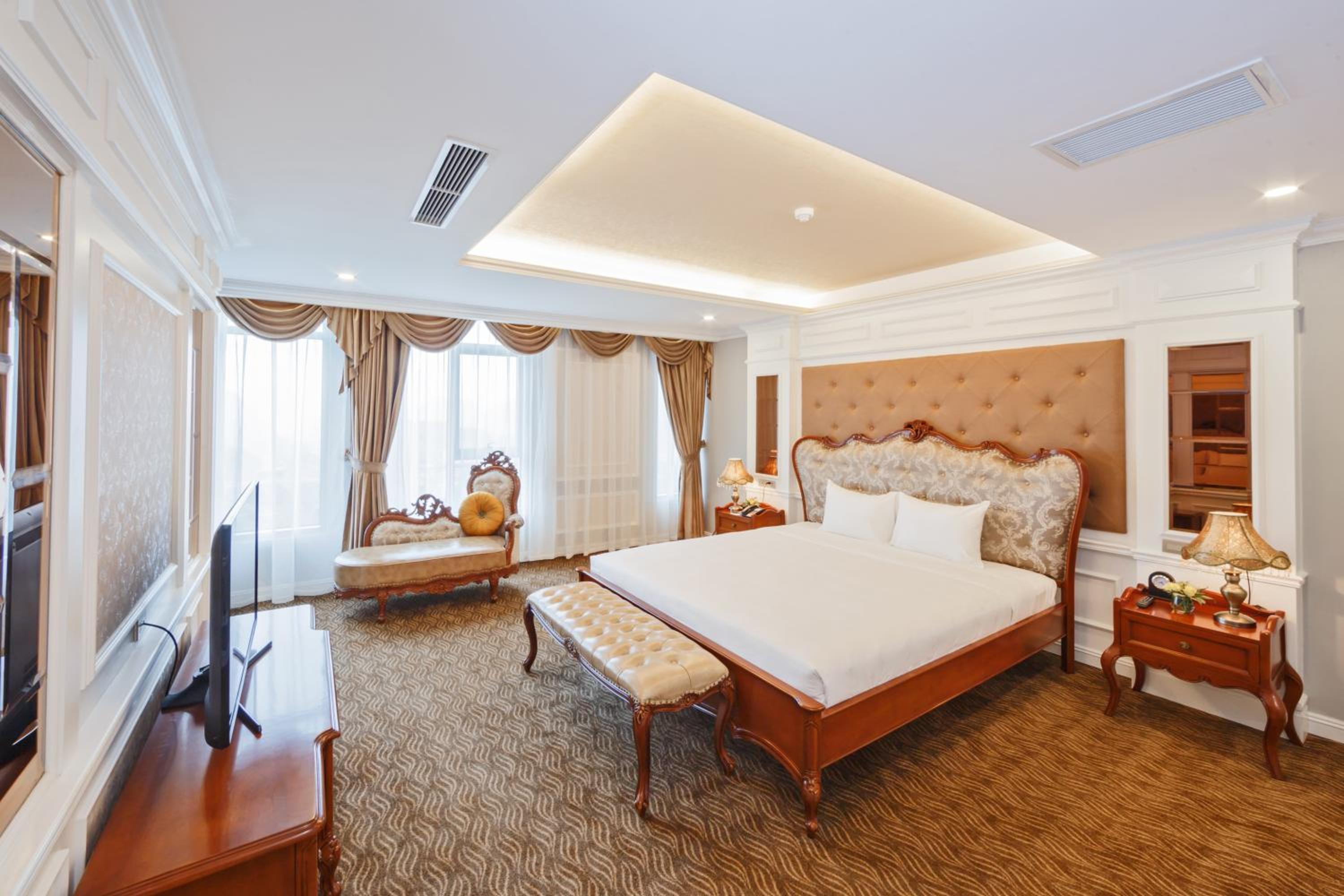 Deluxe Queen Suite photo 3