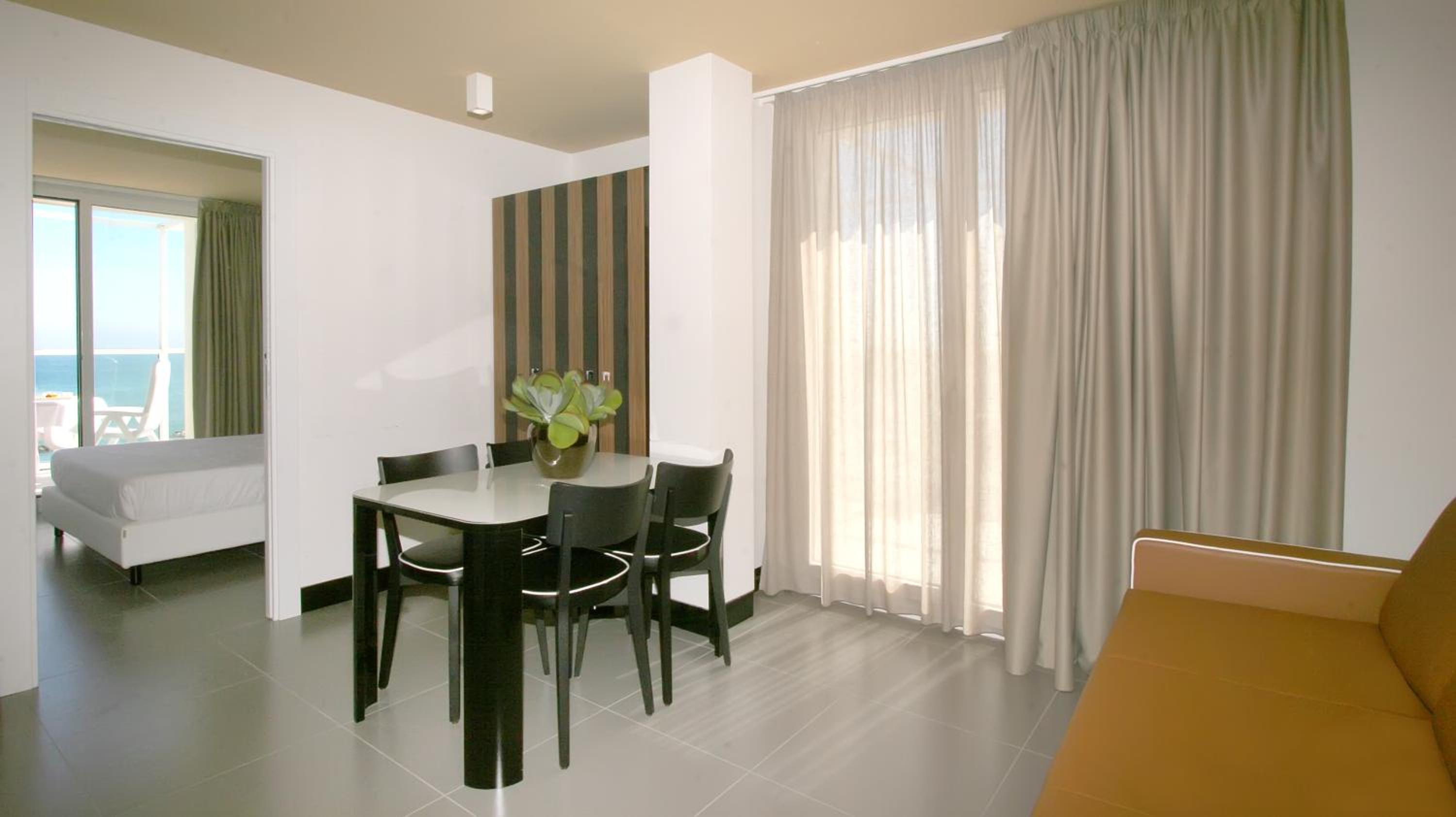 Two-Bedroom Suite With Beach Access (6 Adults) photo 2