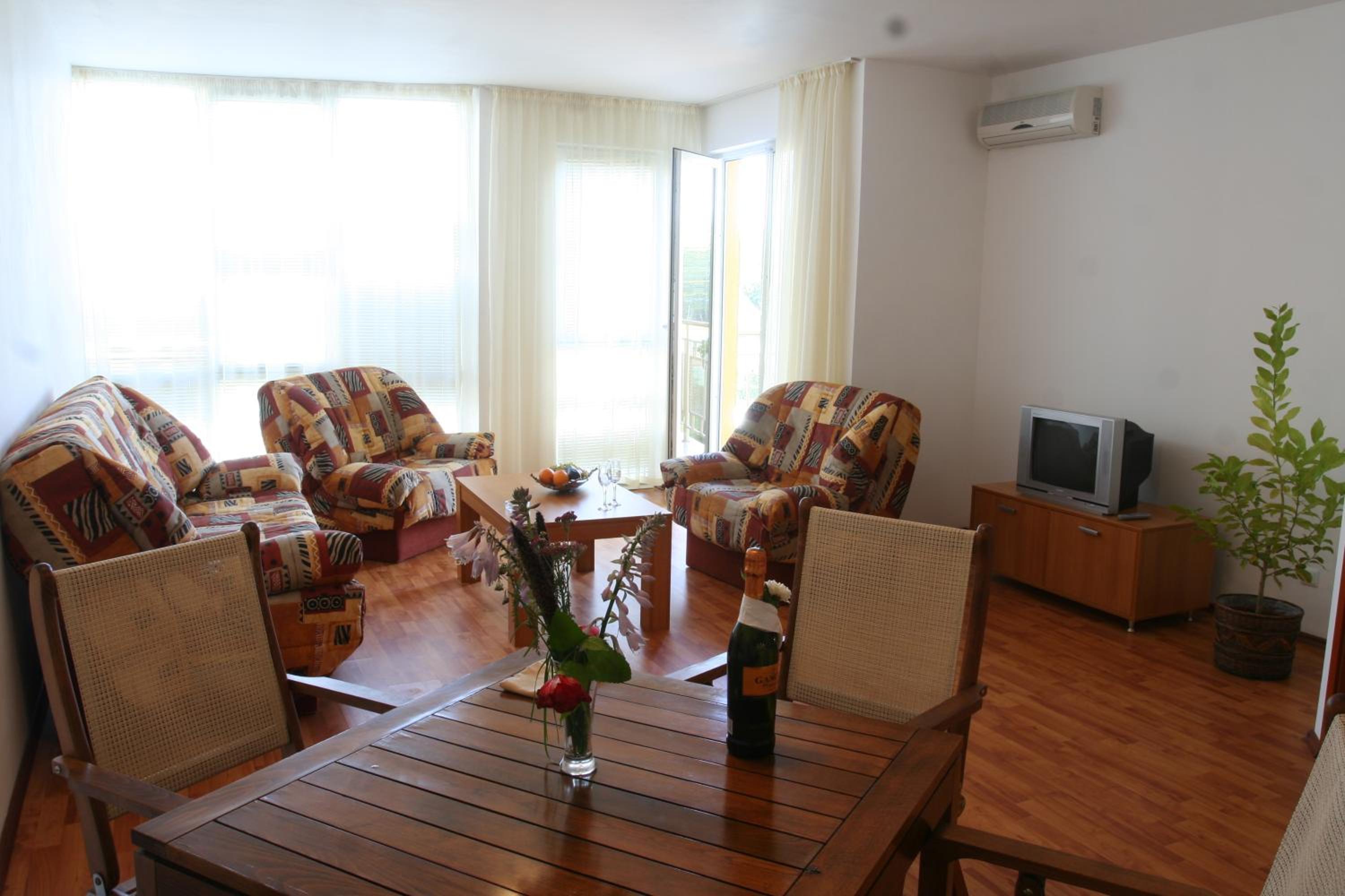 One-Bedroom Apartment with Balcony - Photo 5