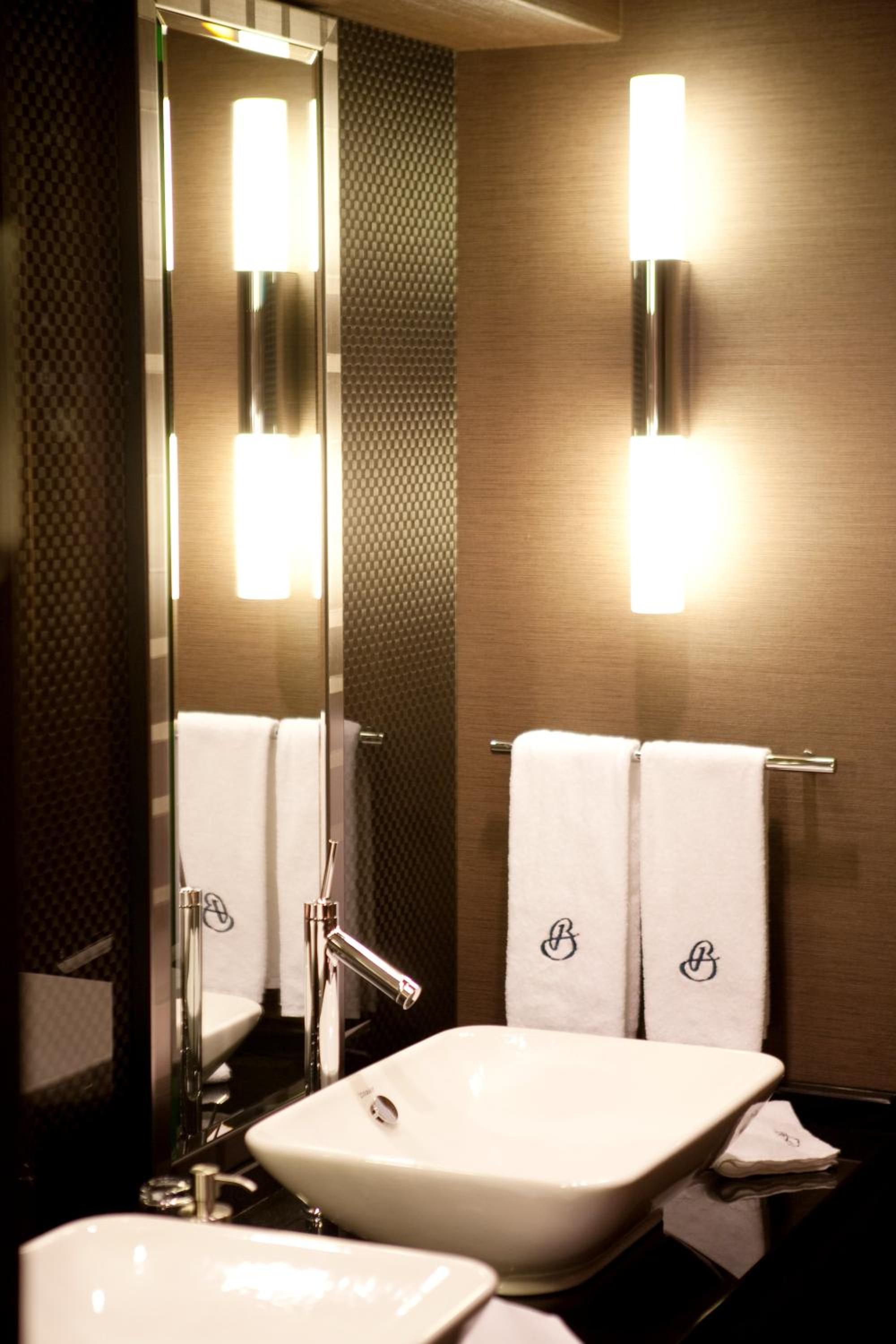Luxury Suite - Non-Smoking thumbnail 5