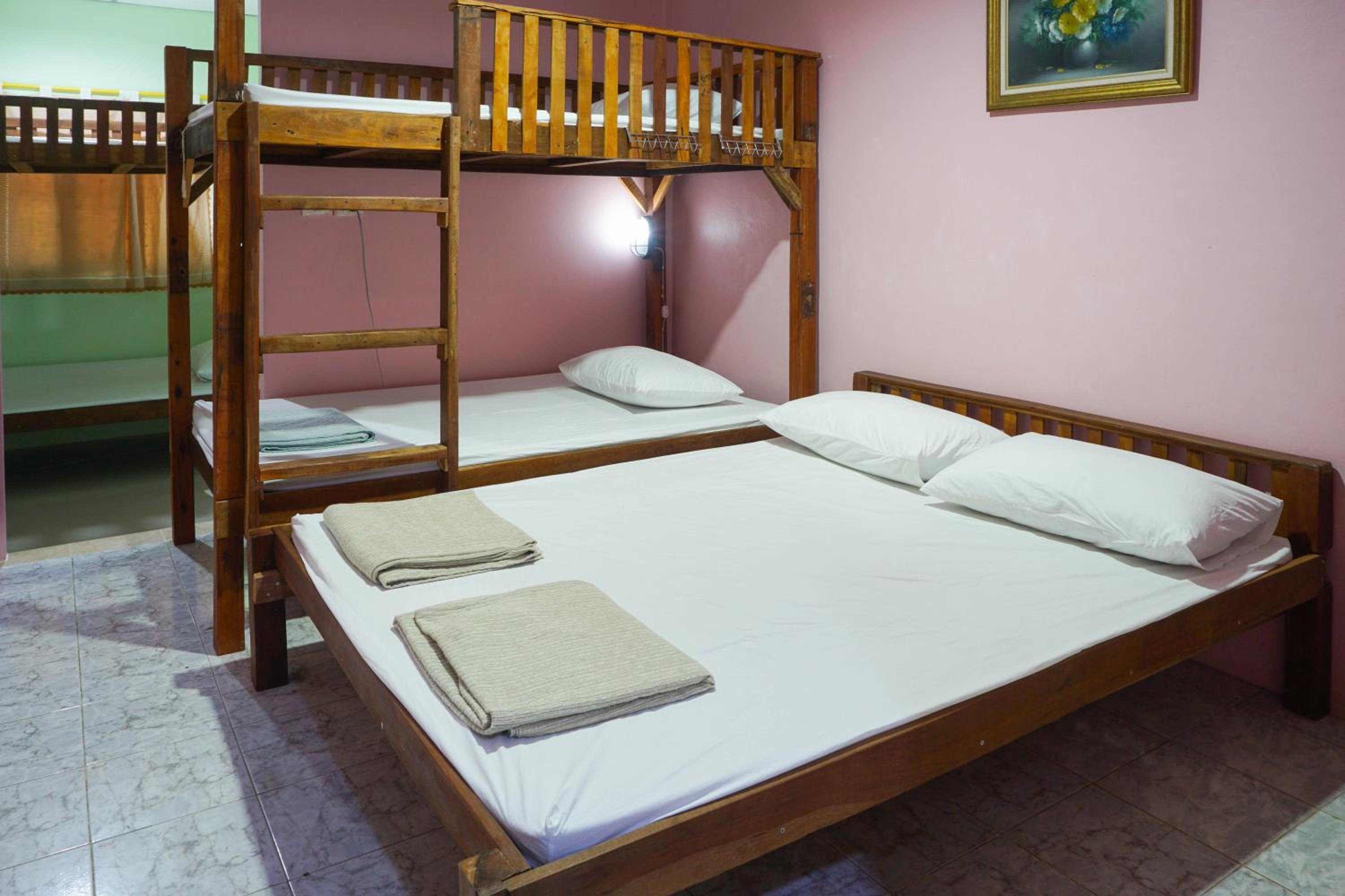 Room (6 Adults) with Private Bathroom photo 2