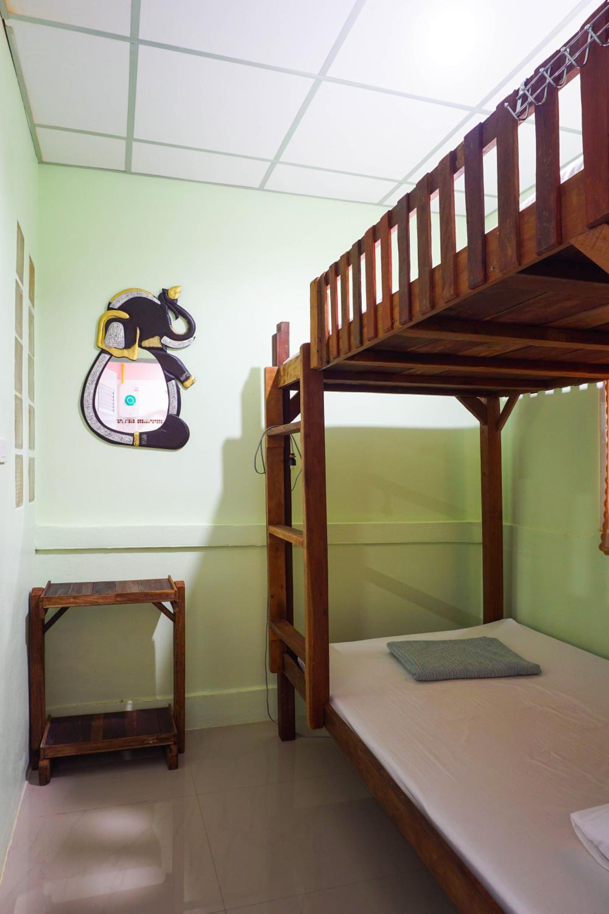 Budget Triple Room with Shared Bathroom photo 2