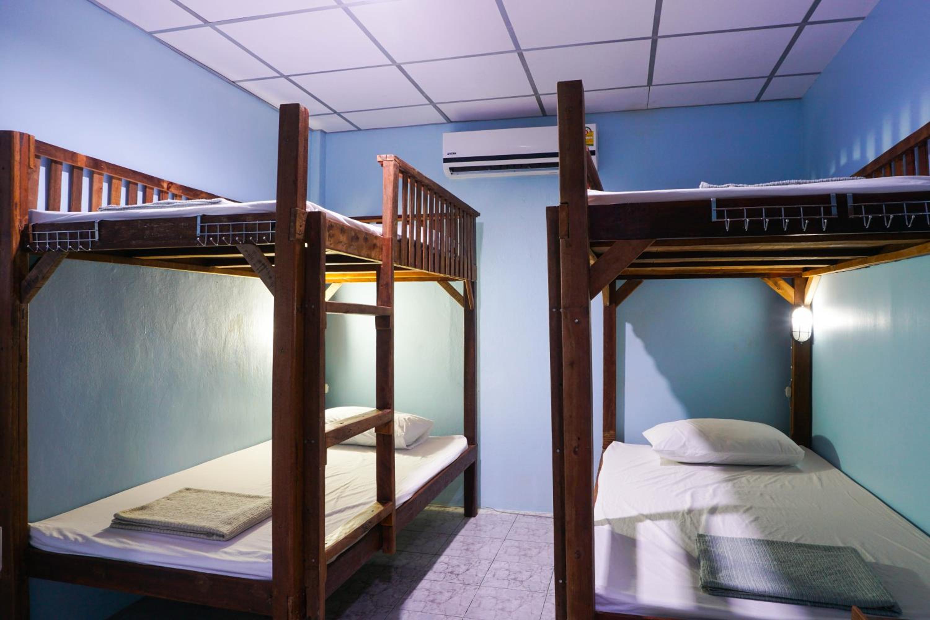 Quadruple Room with Private Bathroom photo 1