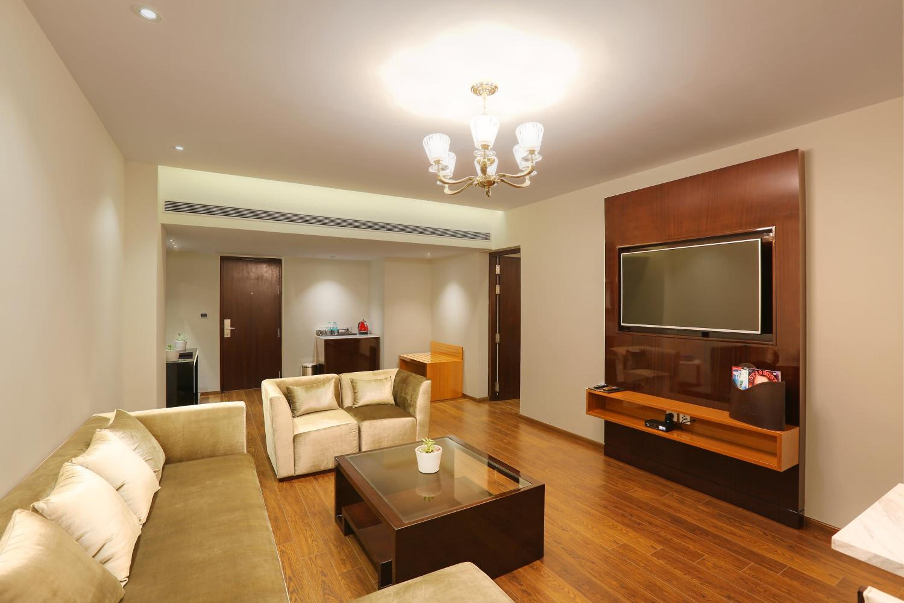 Suite - Photo 1