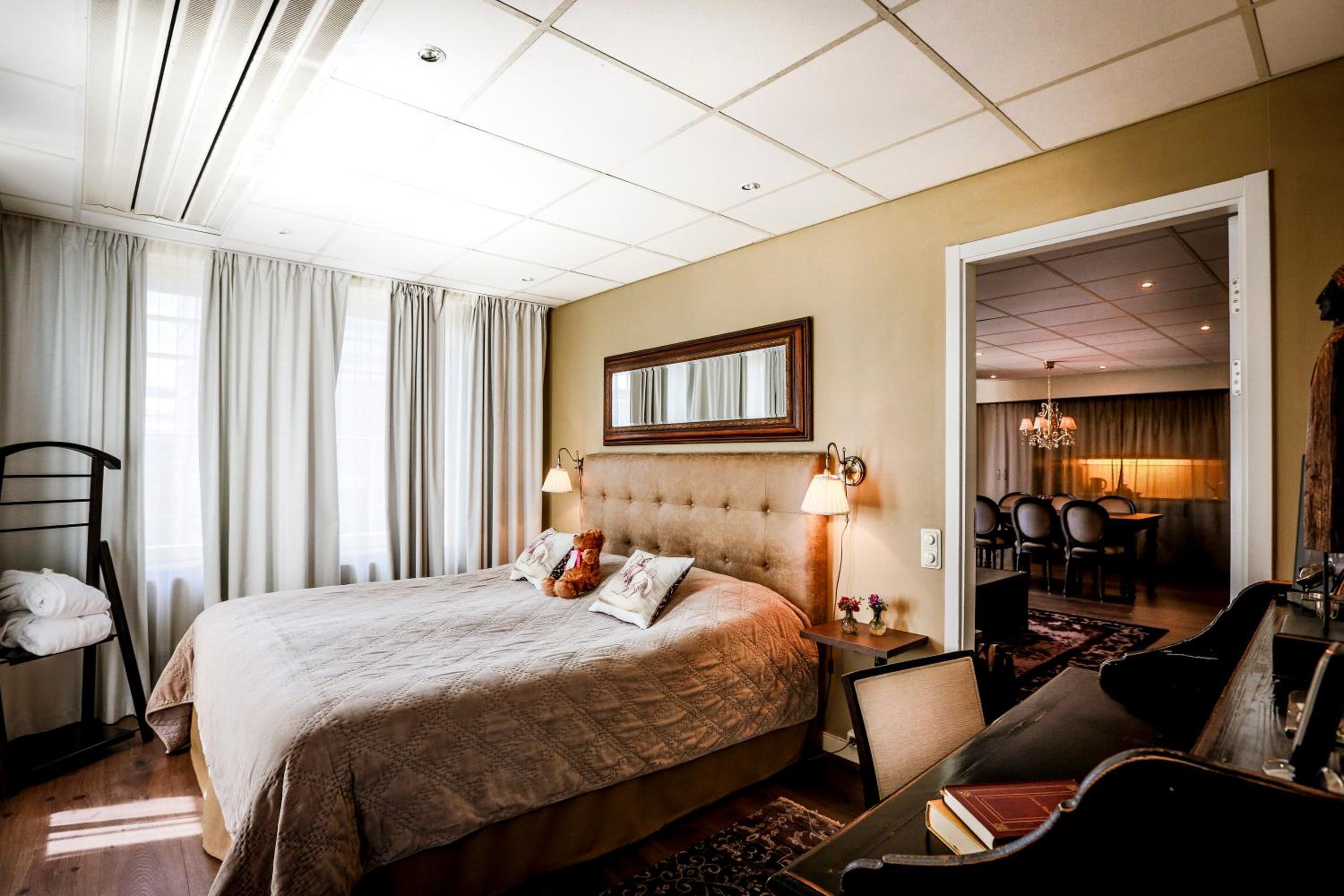 Suite with Balcony thumbnail 6