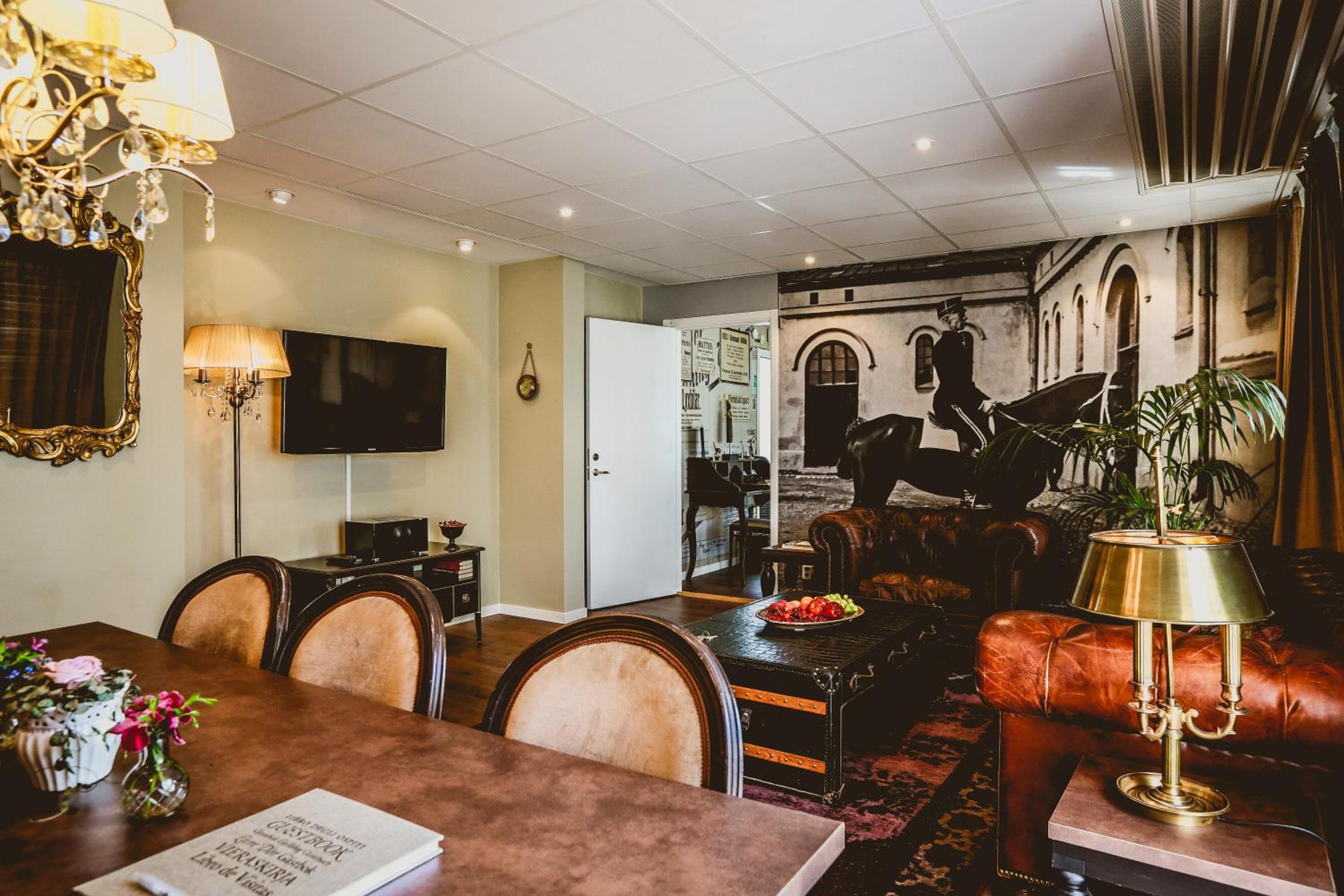 Suite with Balcony - Photo 13