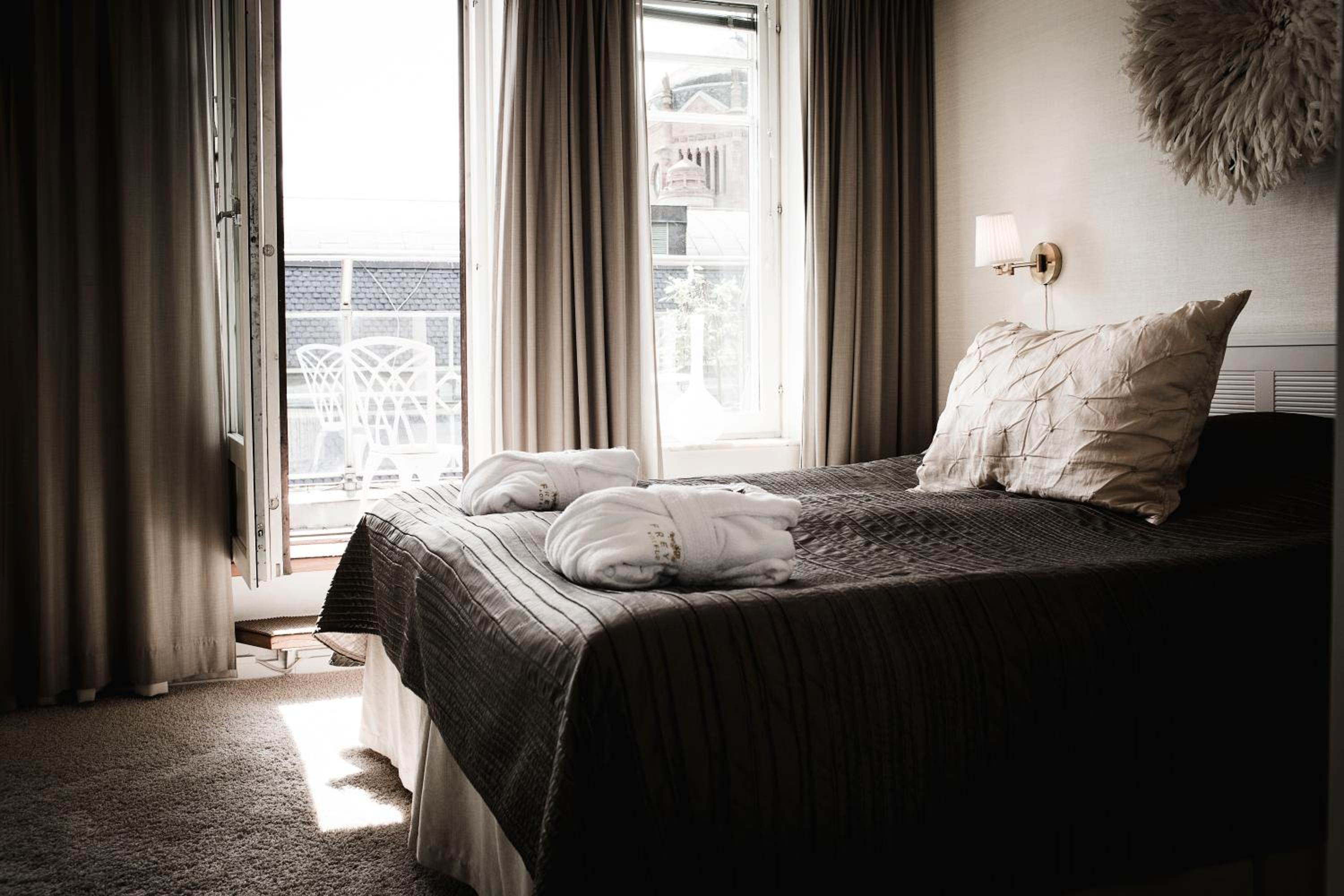 Superior Room with Balcony thumbnail 5