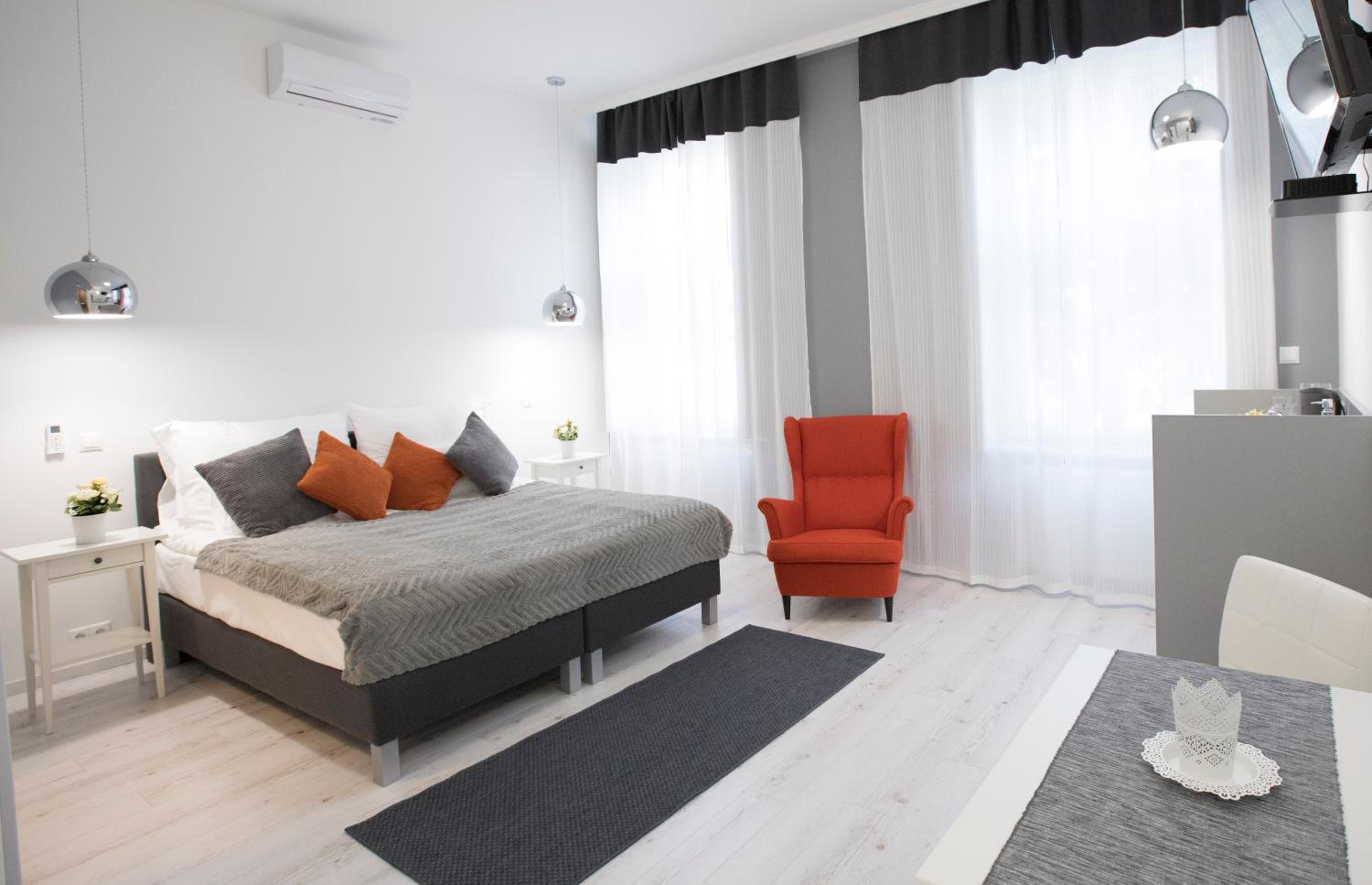 Studio - Photo 4