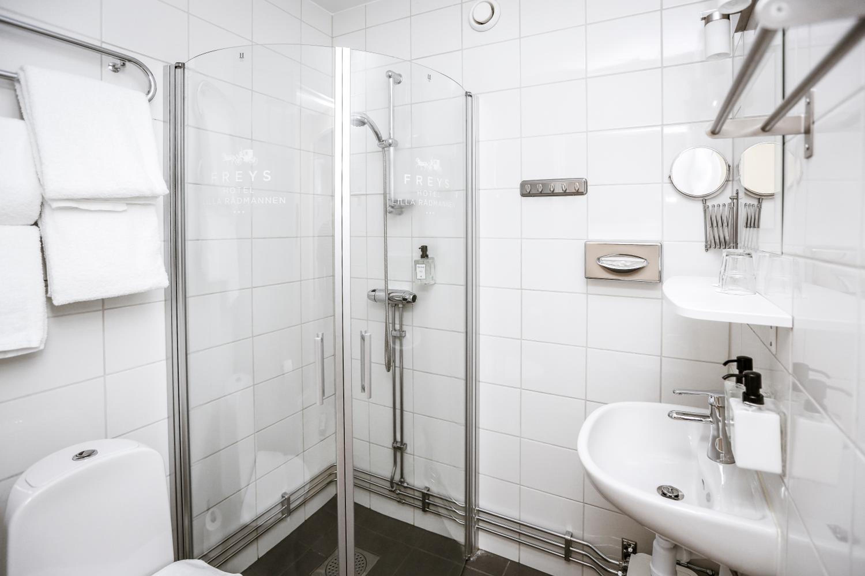 Standard Twin Room - Photo 9