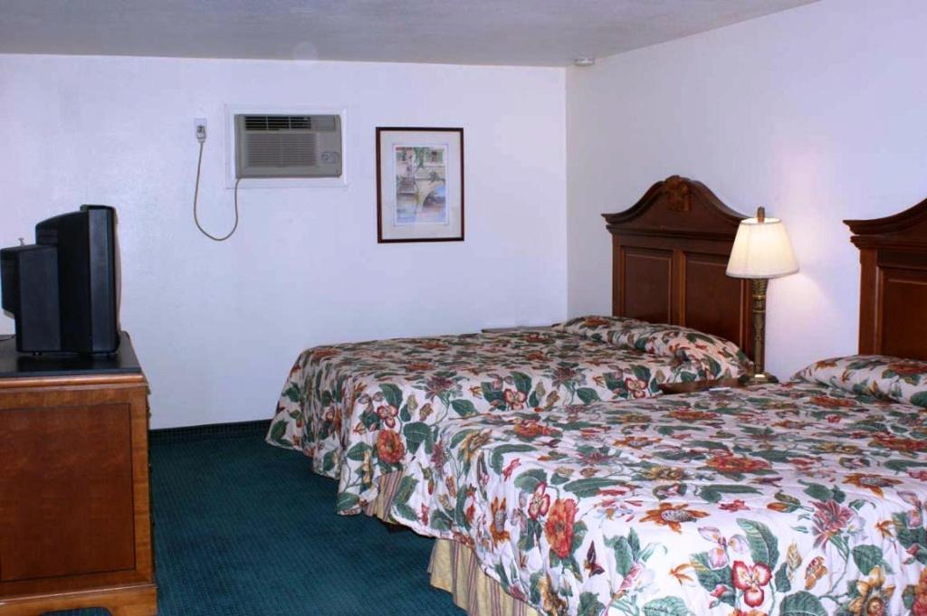 Queen Room with Two Queen Beds photo 3