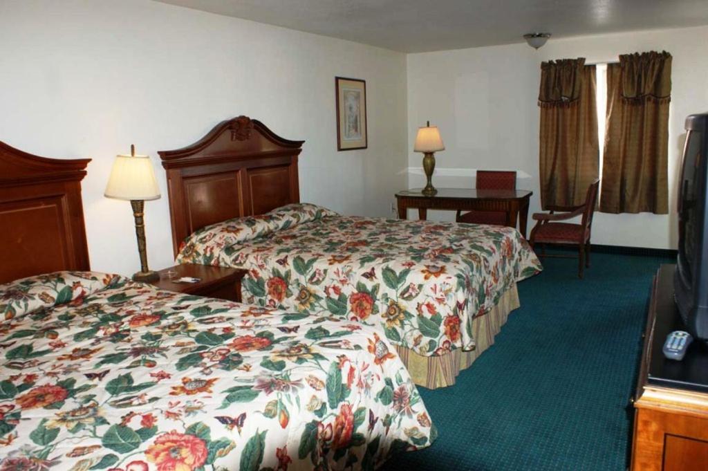 Queen Room with Two Queen Beds photo 2