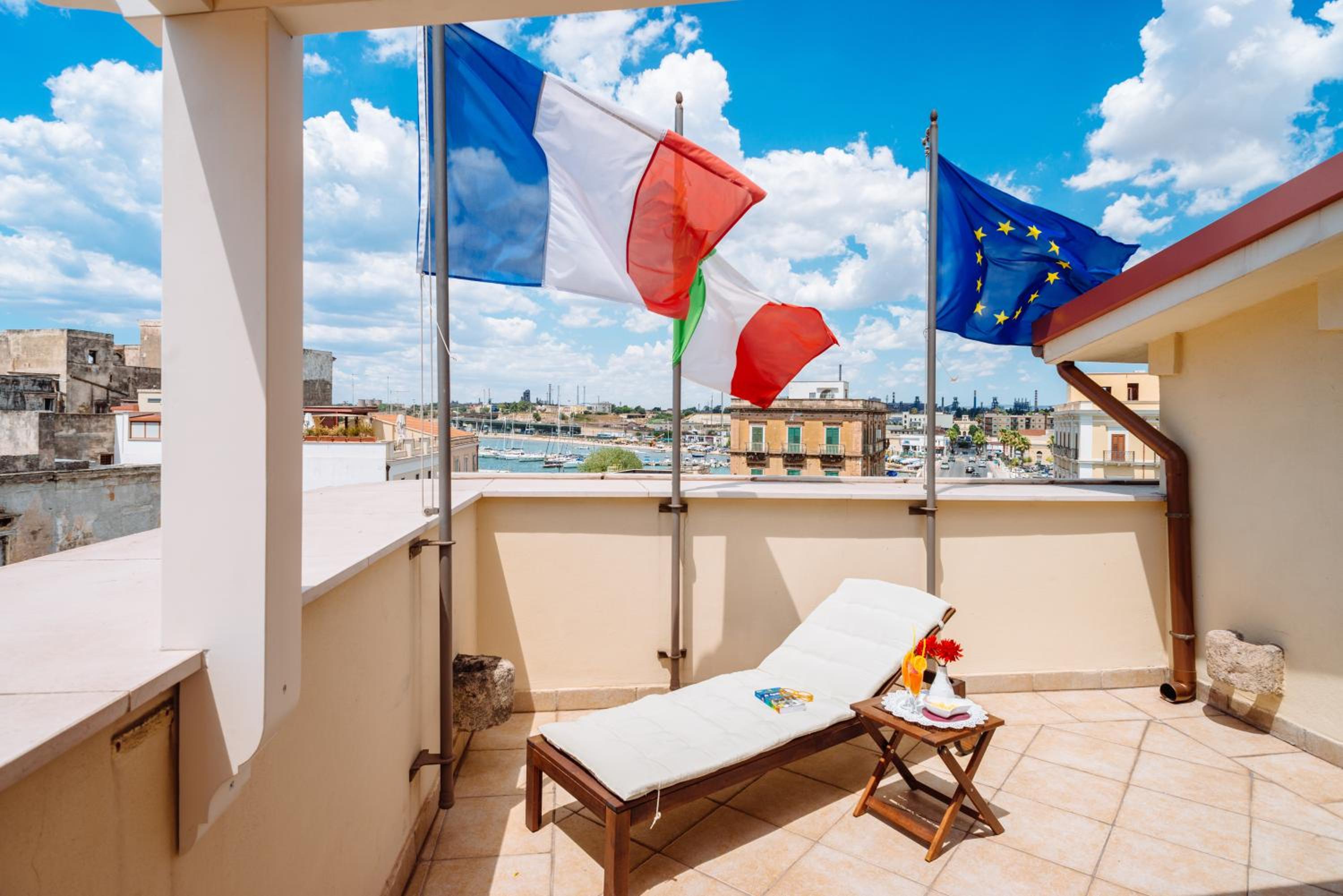 Double or Twin Room with Terrace with Sea View - Photo 6