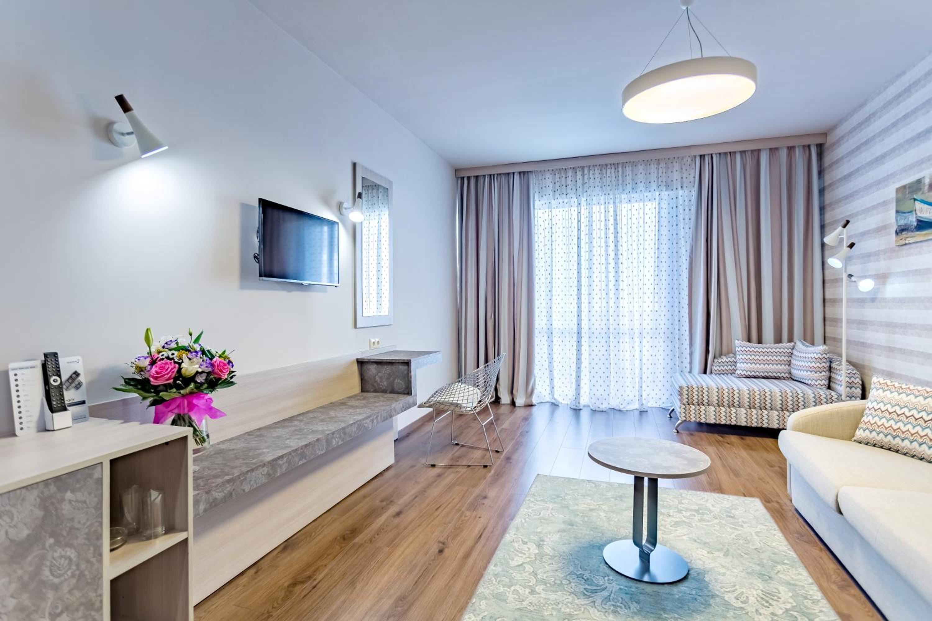Deluxe One-Bedroom Suite (4 Adults)