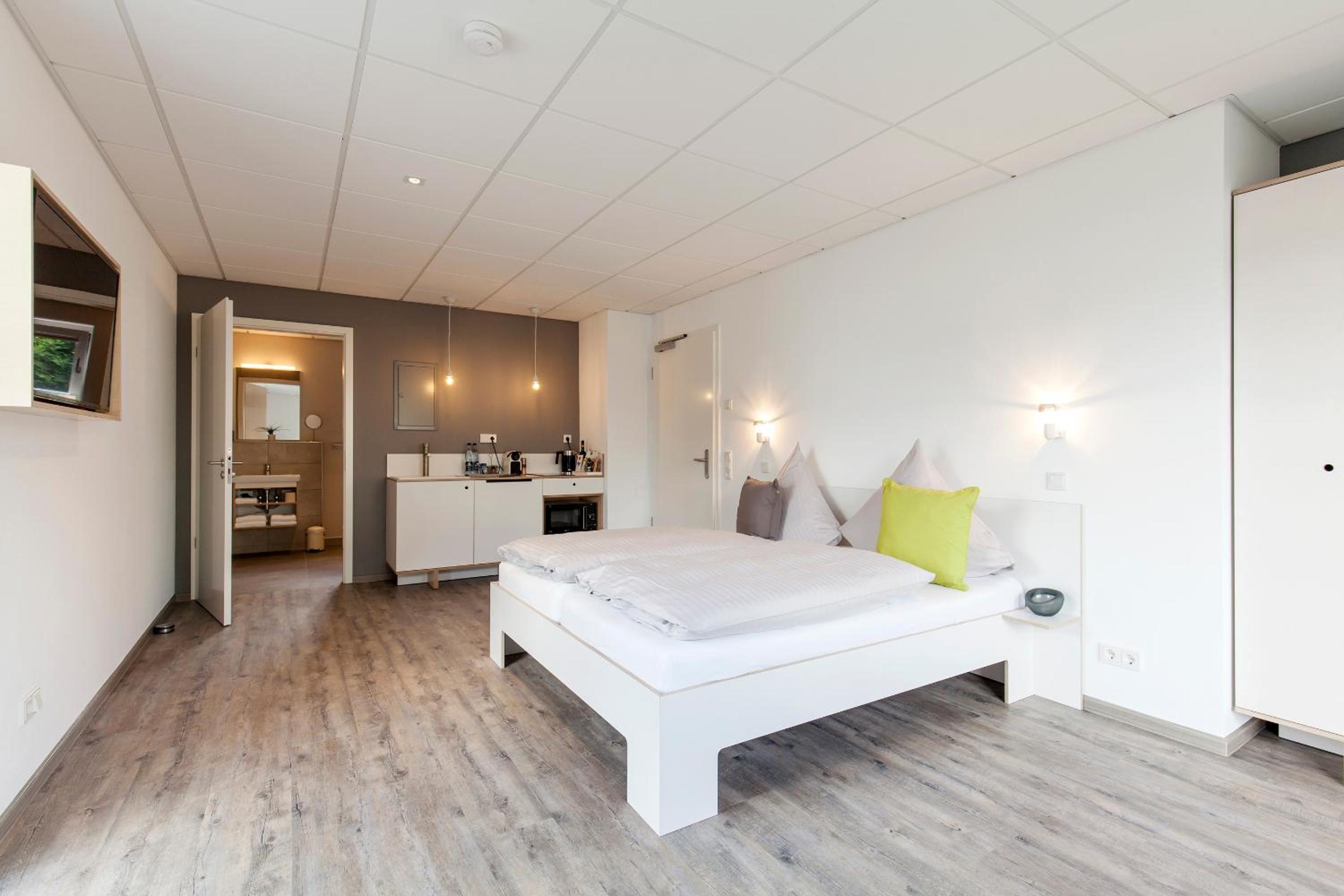 Double Room with Balcony - Photo 6