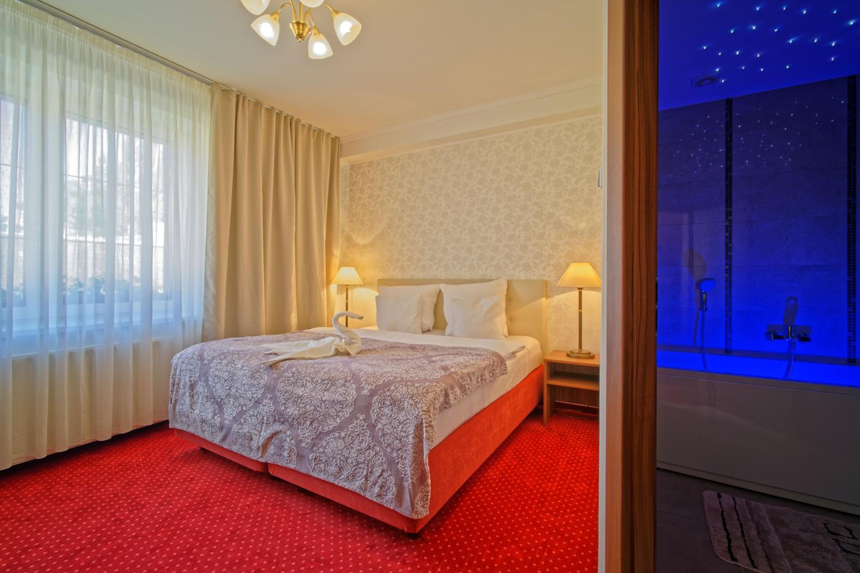 Double Room with Spa Bath - Photo 3