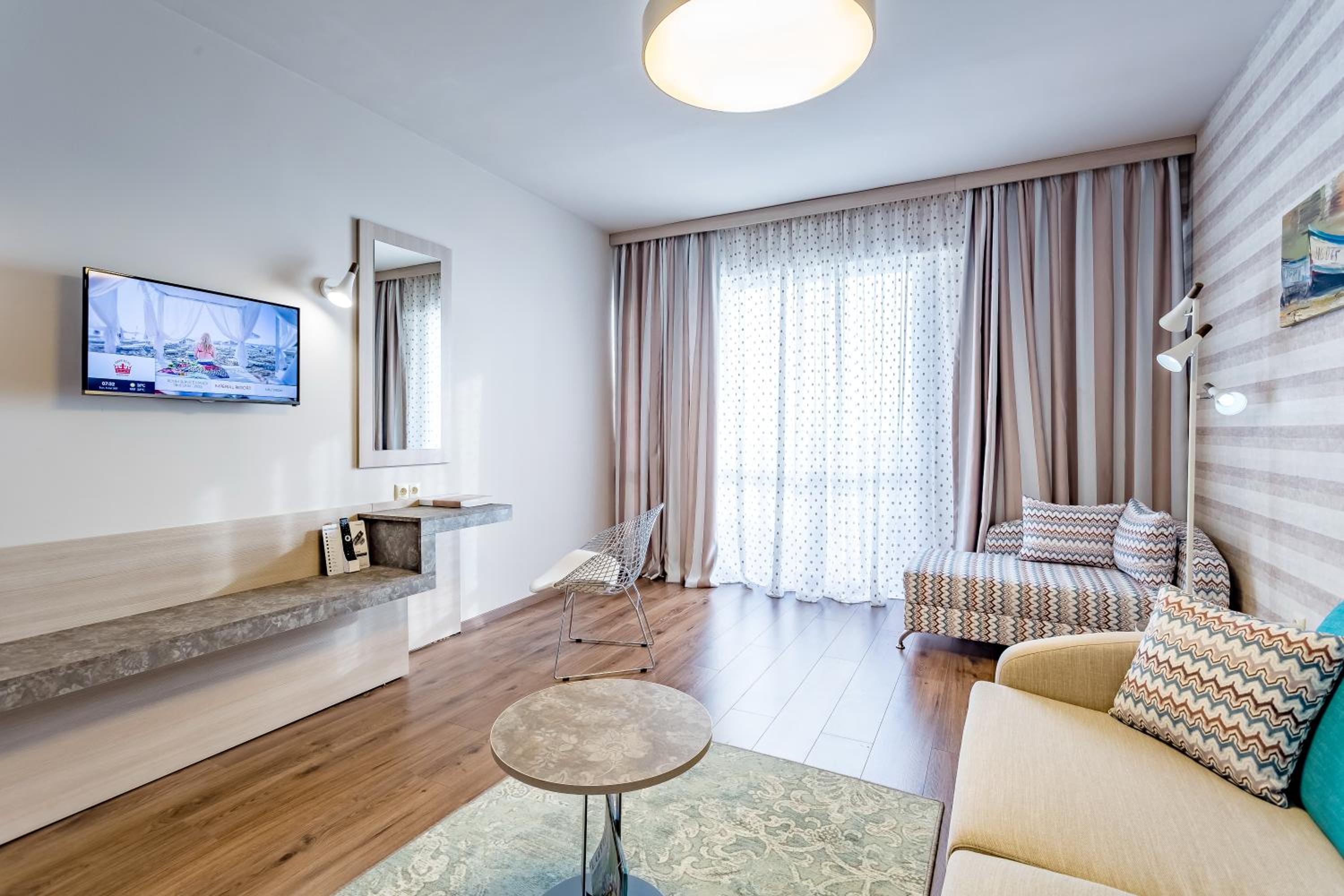 Deluxe One-Bedroom Suite (4 Adults)