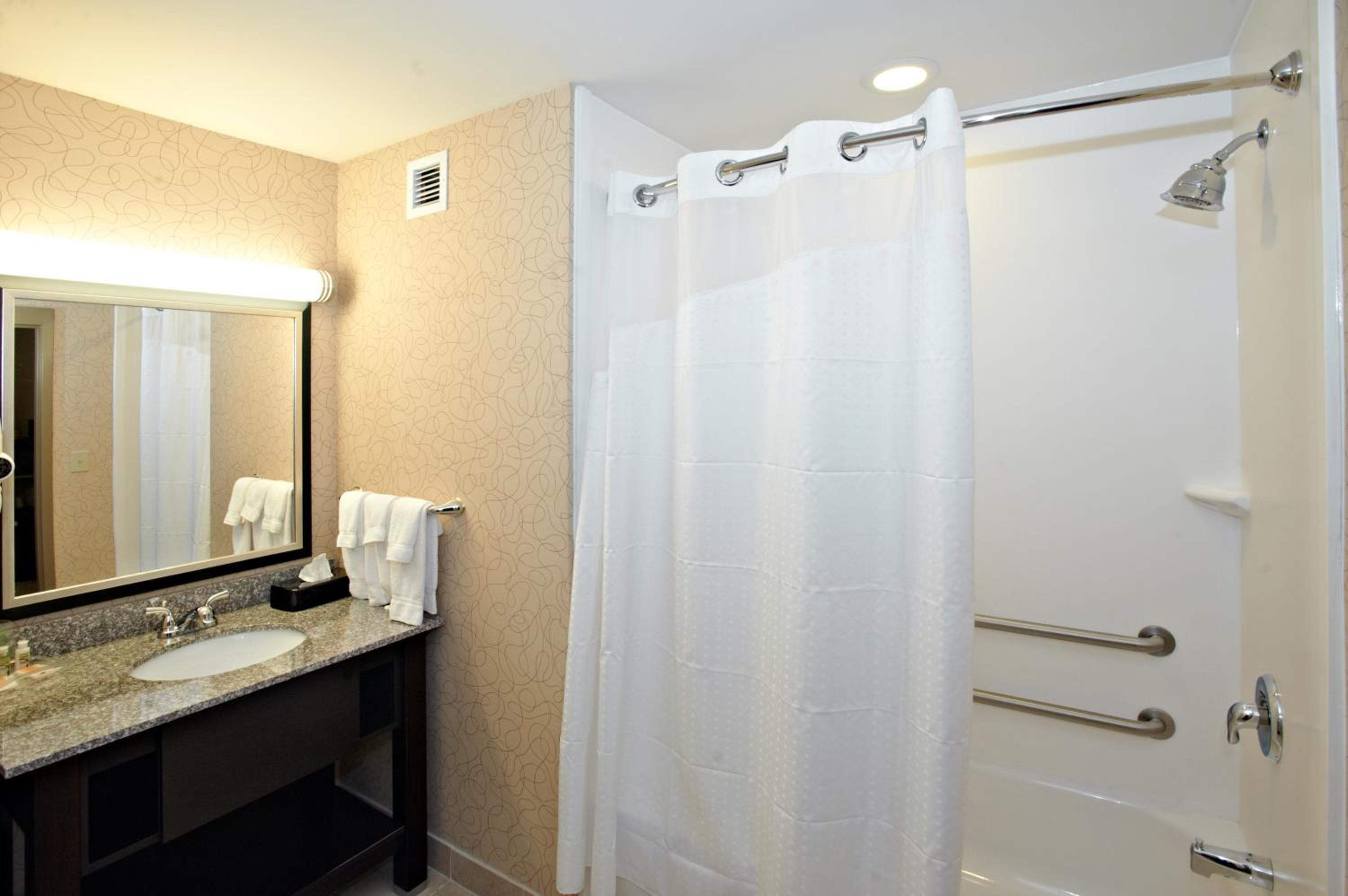 Queen Room - Hearing Accessible - Photo 3