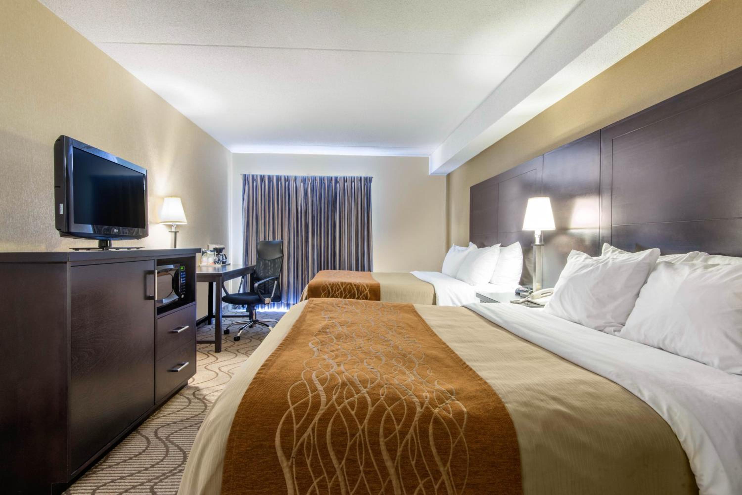 Queen Room with Two Queen Beds - Non-Smoking/Ground Floor - Photo 2