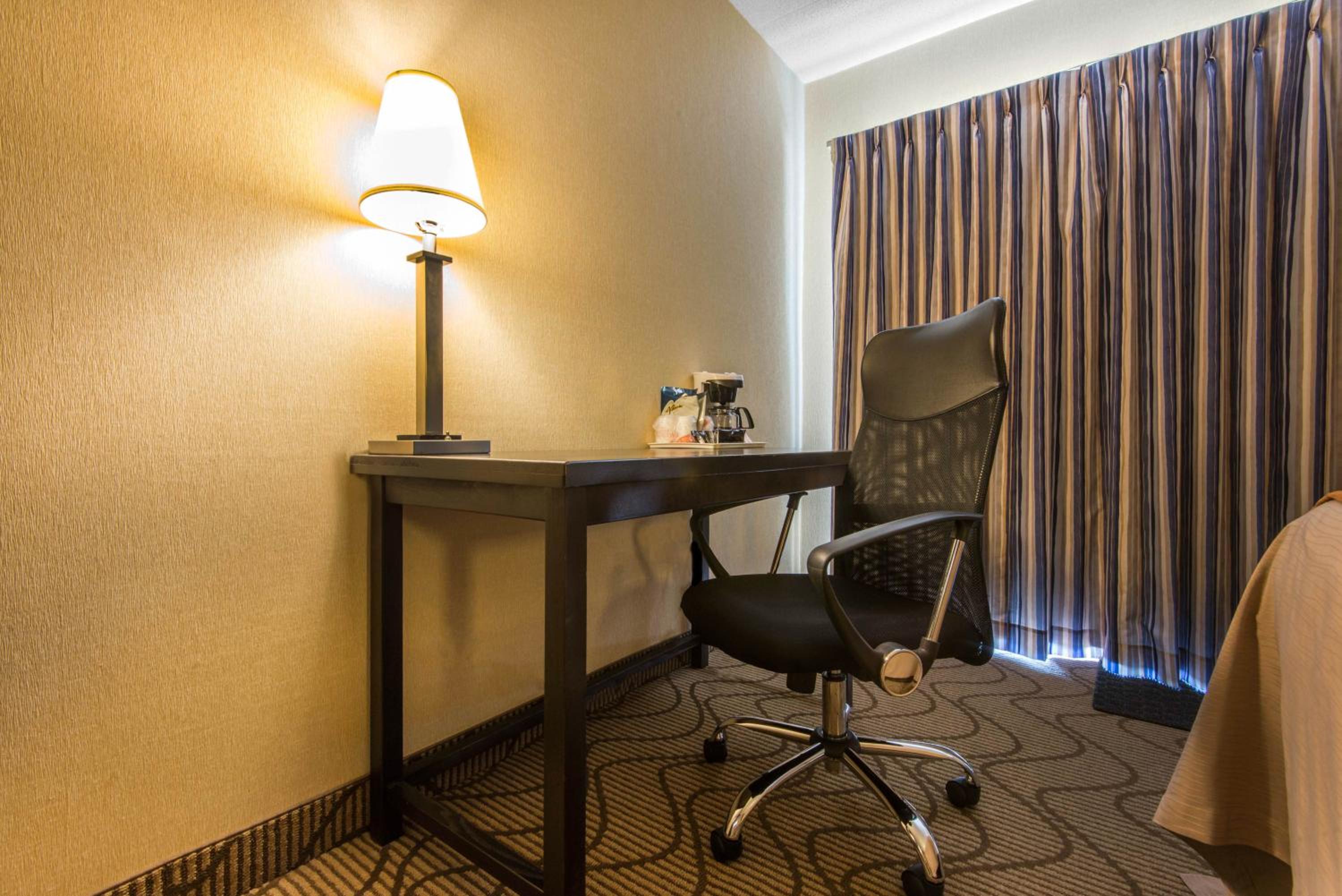 Business Queen Room with Sofa Bed - Photo 1