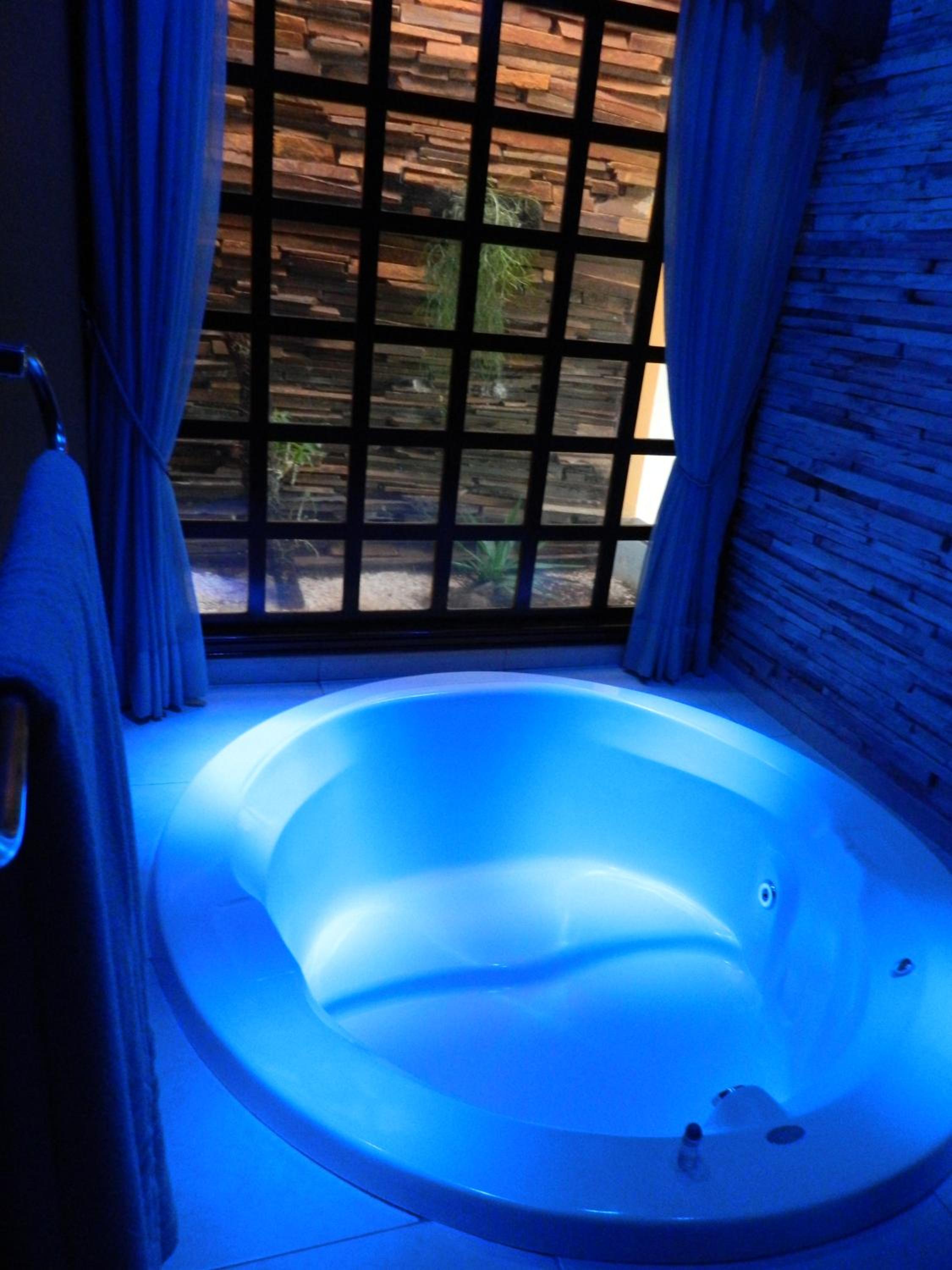 Deluxe Suite with Spa Bath photo 3