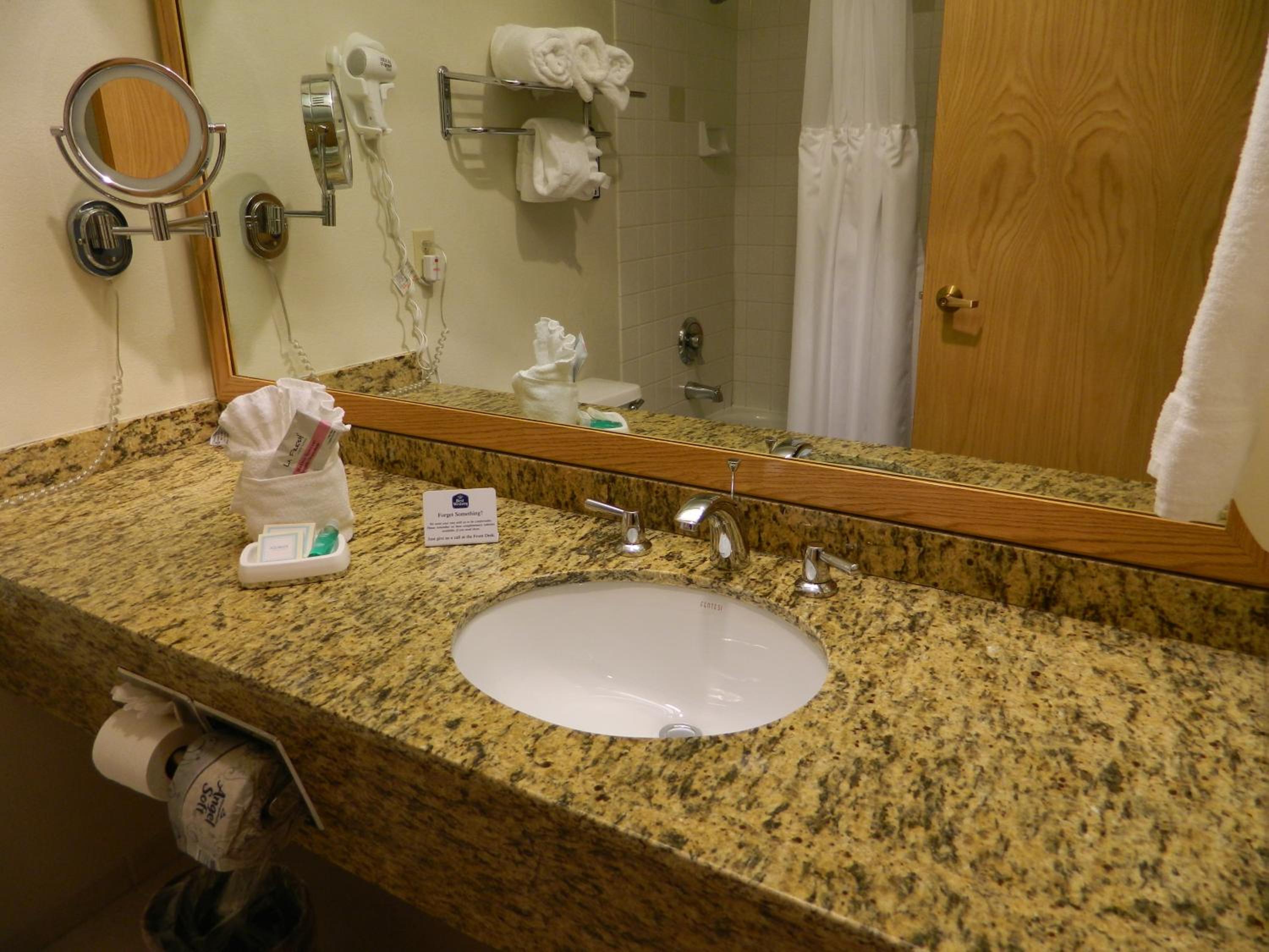 Queen Room with Two Queen Beds - Non-Smoking - Photo 2