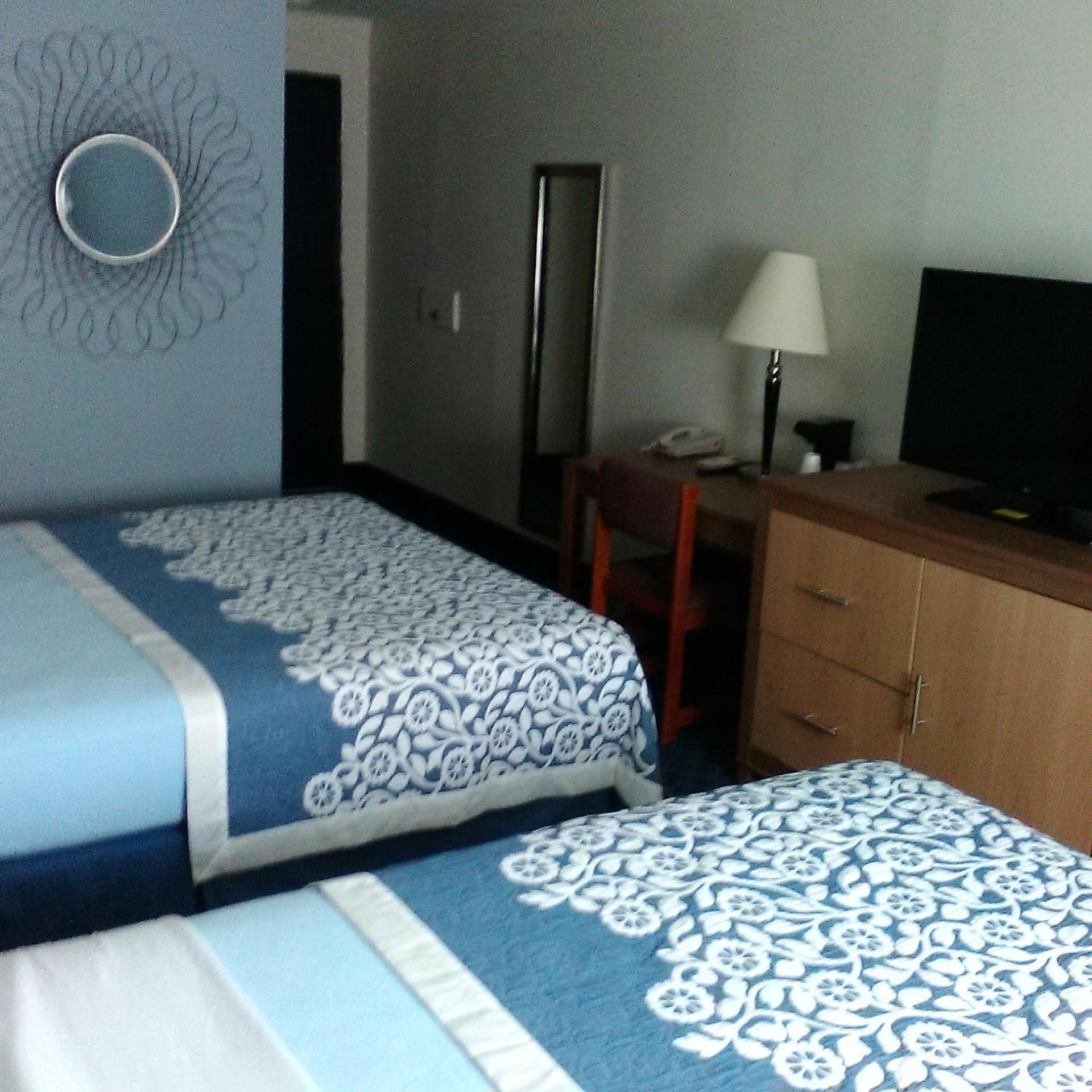 Queen Room with Two Queen Beds - Non-Smoking - Photo 2