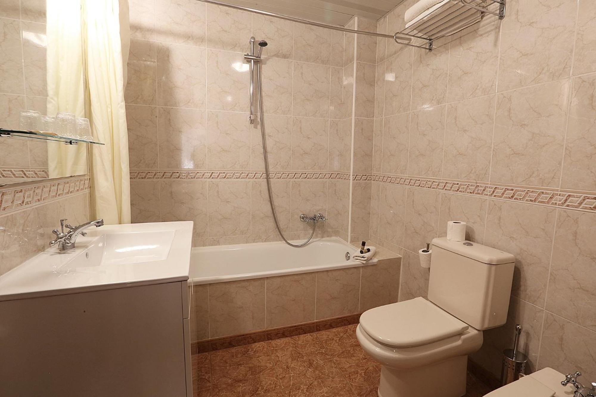Twin Room - Photo 2