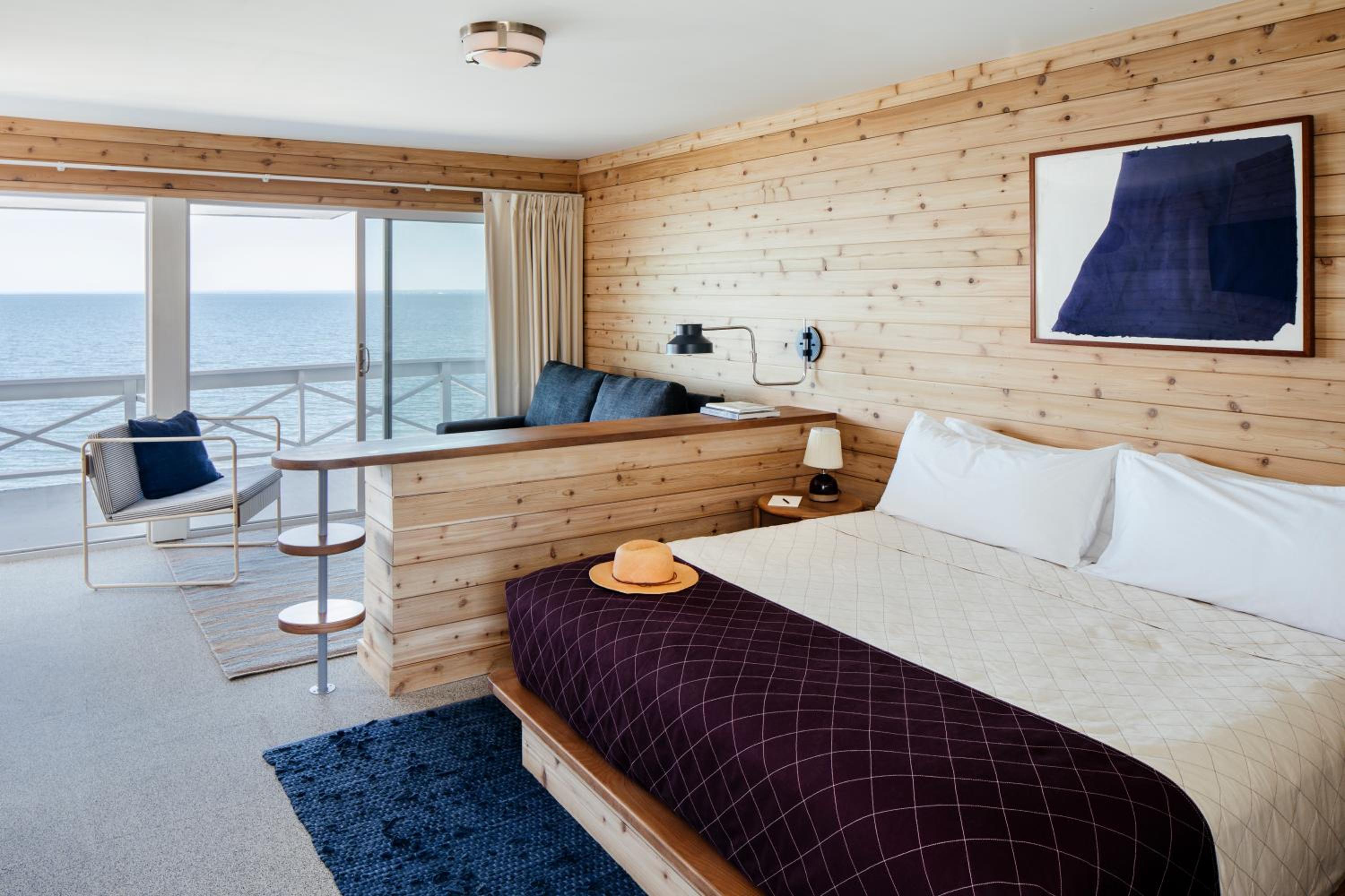 Studio Suite One King + Sofa Bed