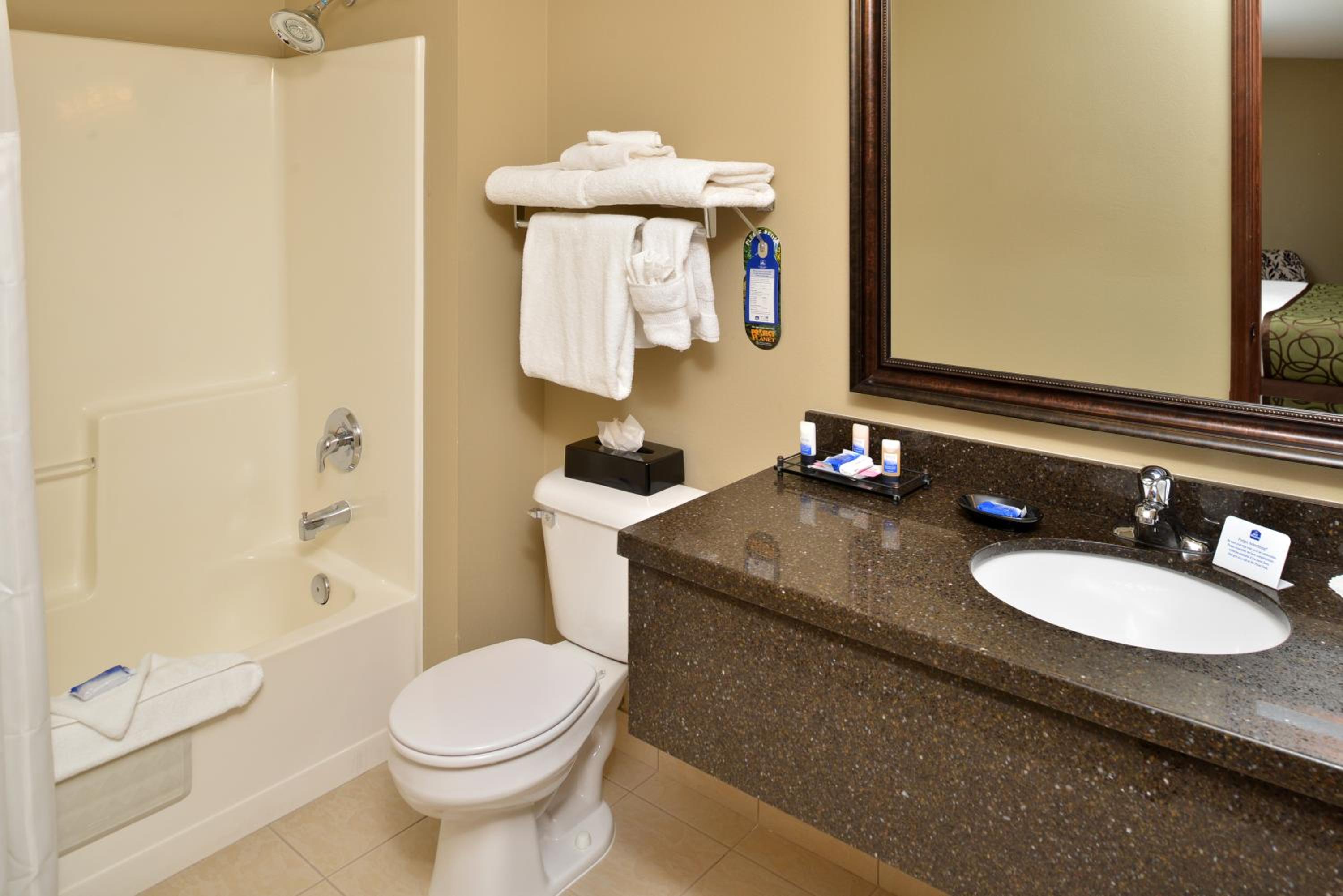 King Suite with Whirlpool - Non-Smoking - Photo 6