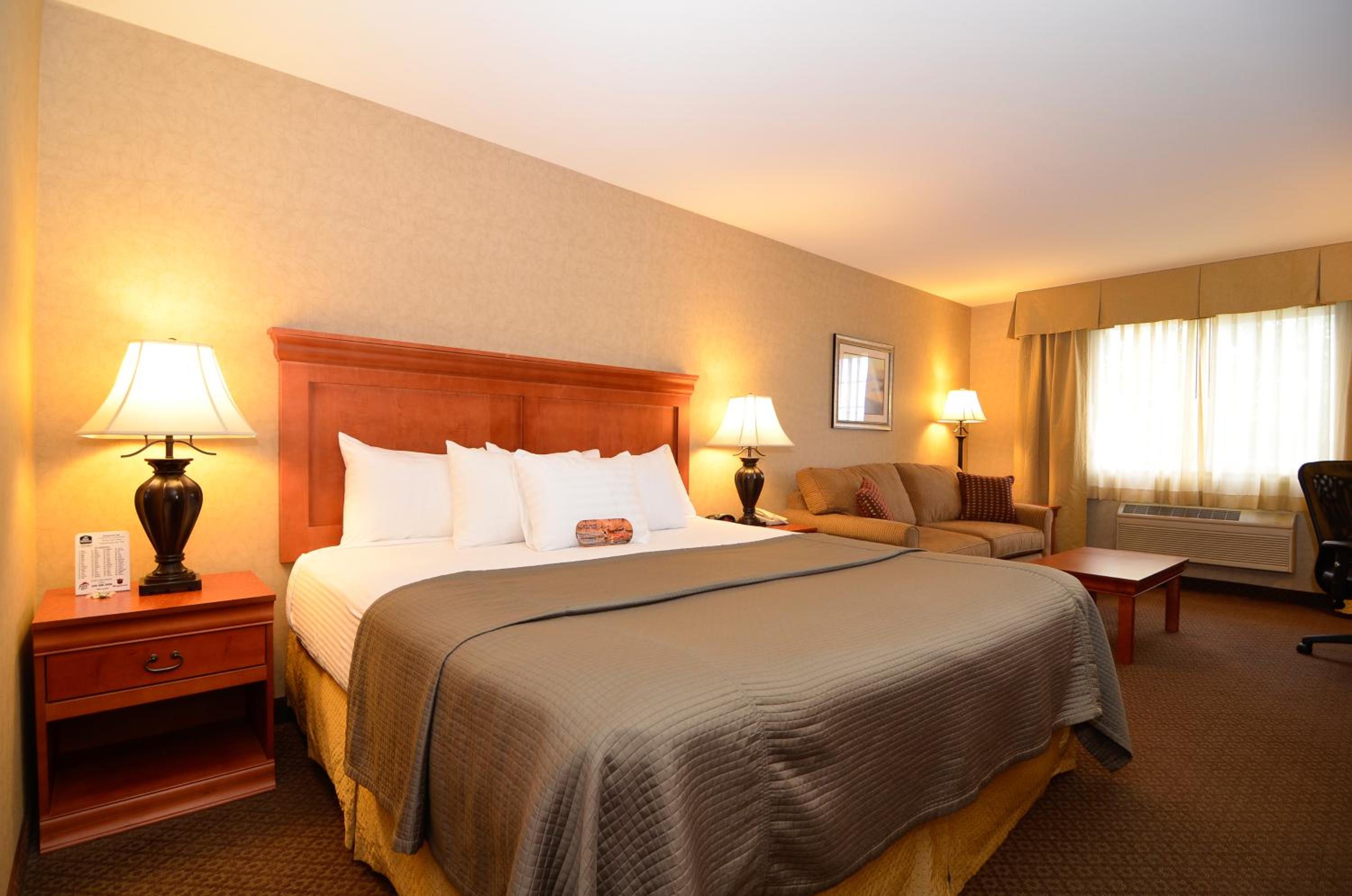 King Suite with Whirlpool - Non-Smoking - Photo 1