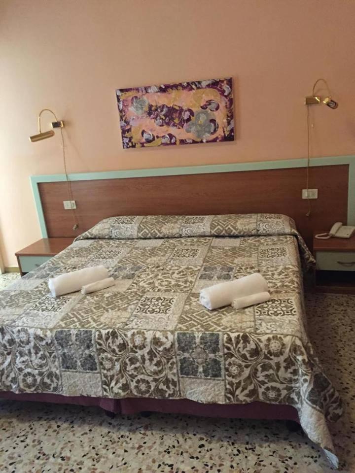 Double or Twin Room - Photo 5