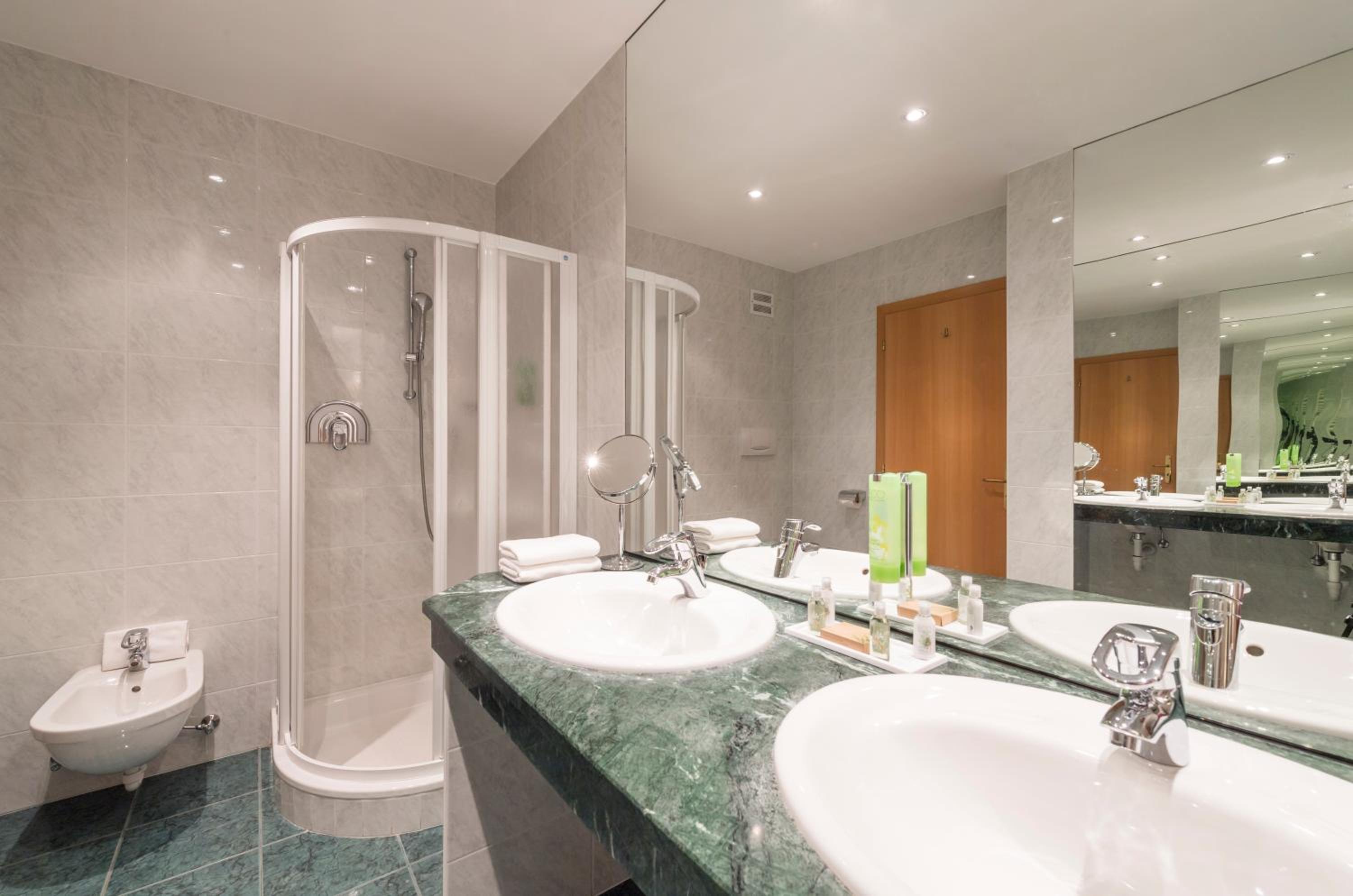 Standard Double Room with Balcony - Photo 2