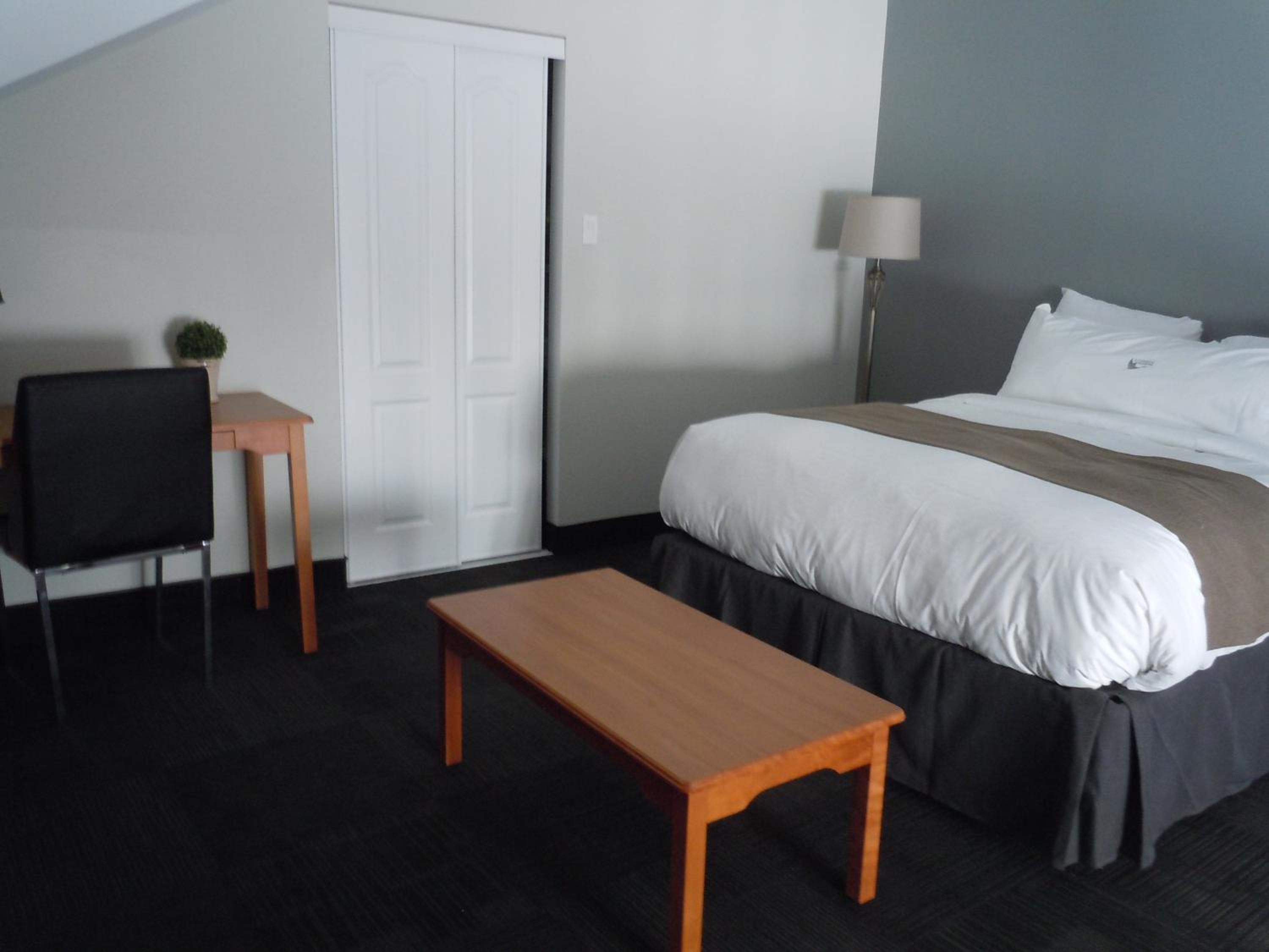 Mezzanine Suite with Two Queen Beds and Lake View photo 1