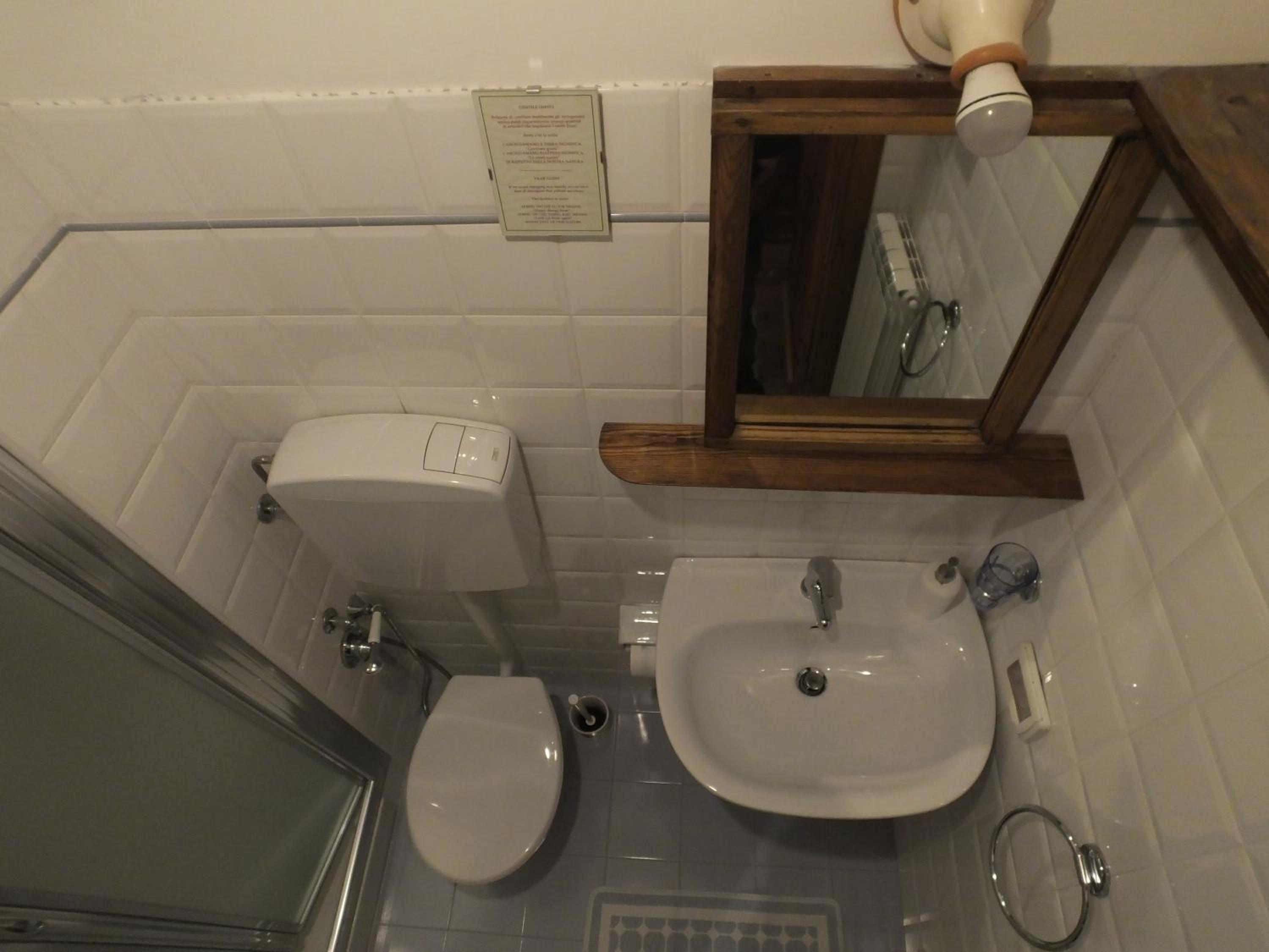 Double or Twin Room with Bathroom - Photo 2