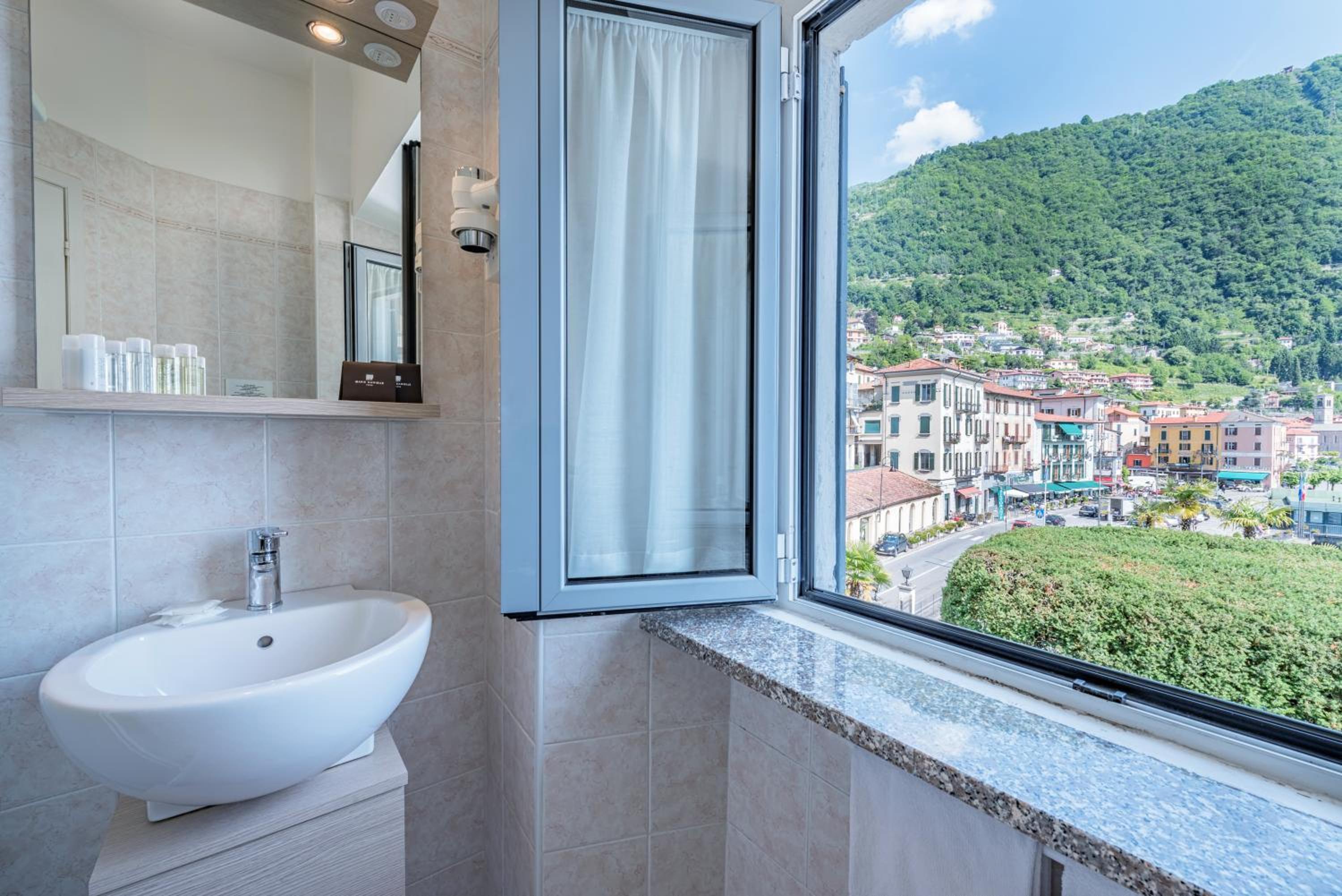 Superior Double Room with Lake View - Photo 5