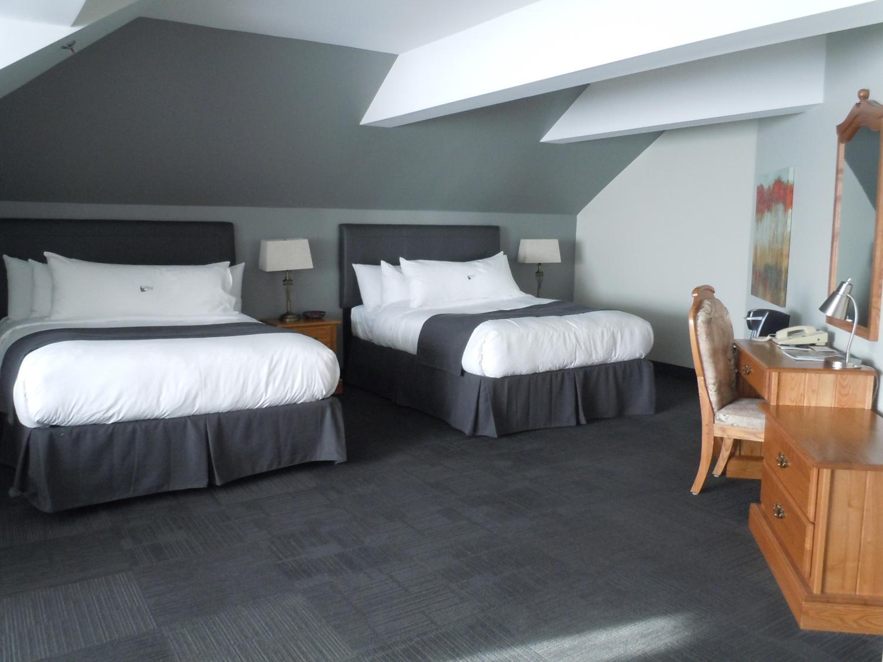 Queen Suite with Two Queen Beds and Lake View photo 1