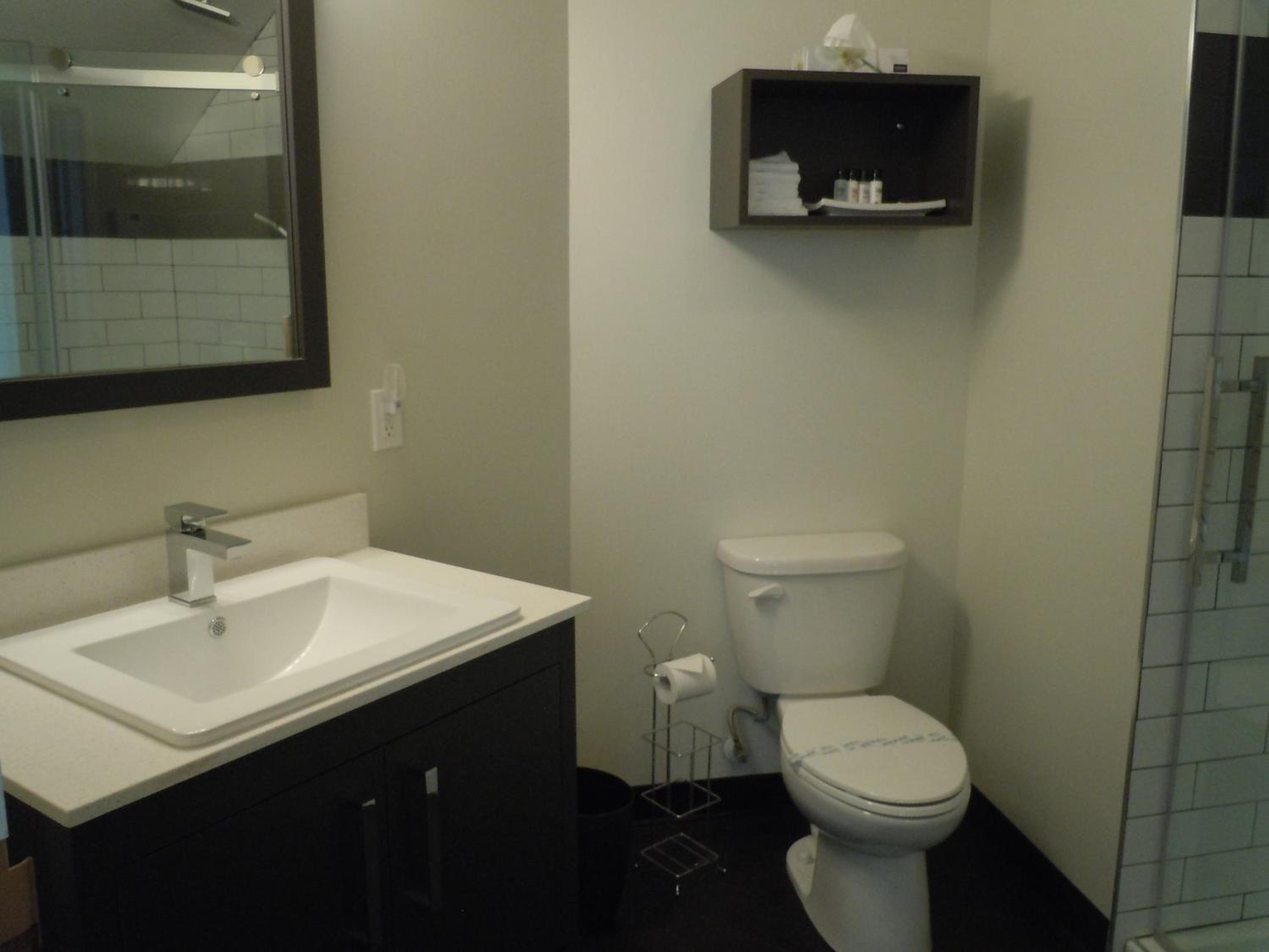 Queen Suite with Two Queen Beds and Lake View photo 3