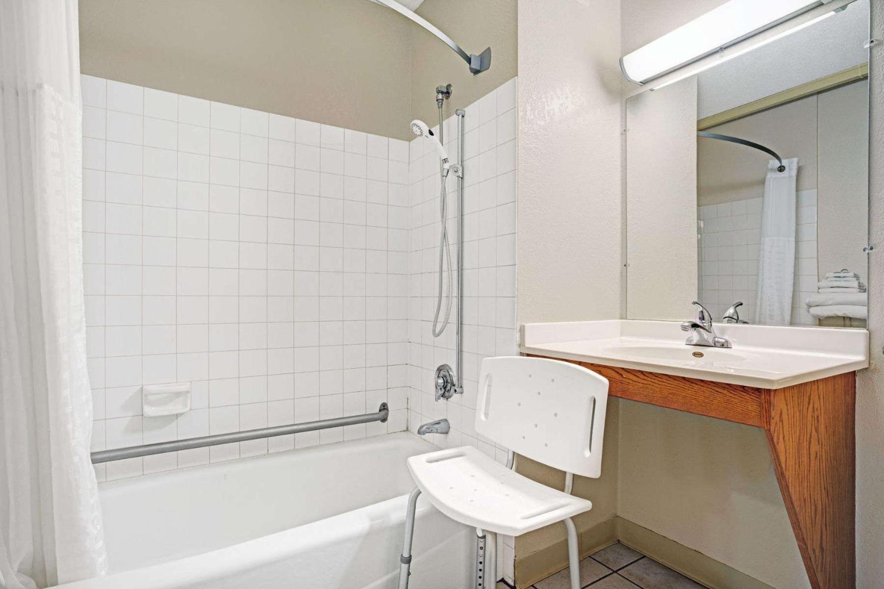 Queen Room - Disability Access/Non-Smoking photo 2