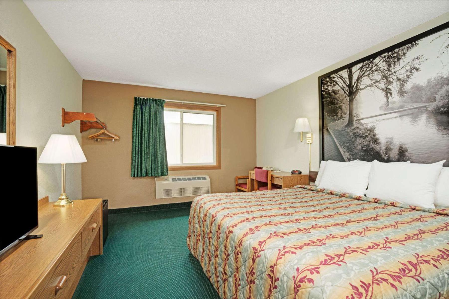 King Room - Non-Smoking photo 3
